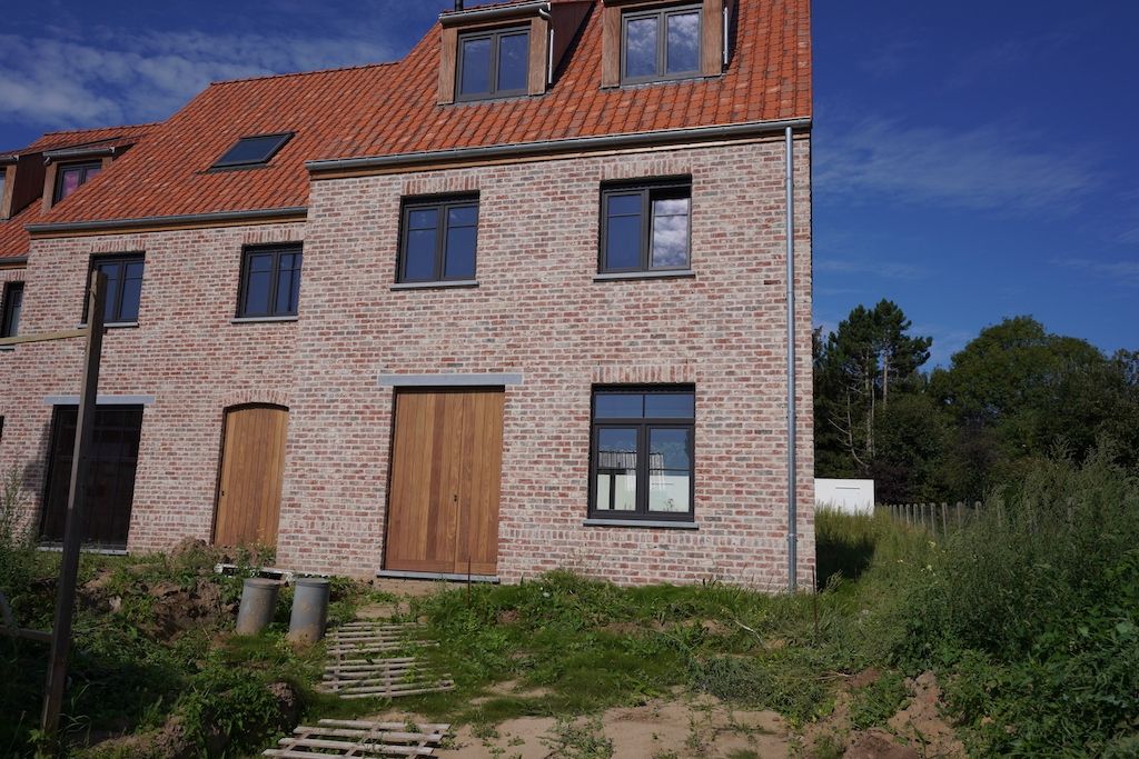 Knappe, halfopen woning met 3 slaapkamers foto 1