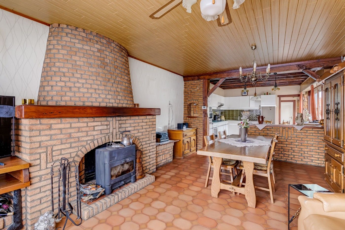 Rustig gelegen woning met 2 slpk., atelier, tuin en dubbele garagebox foto 4