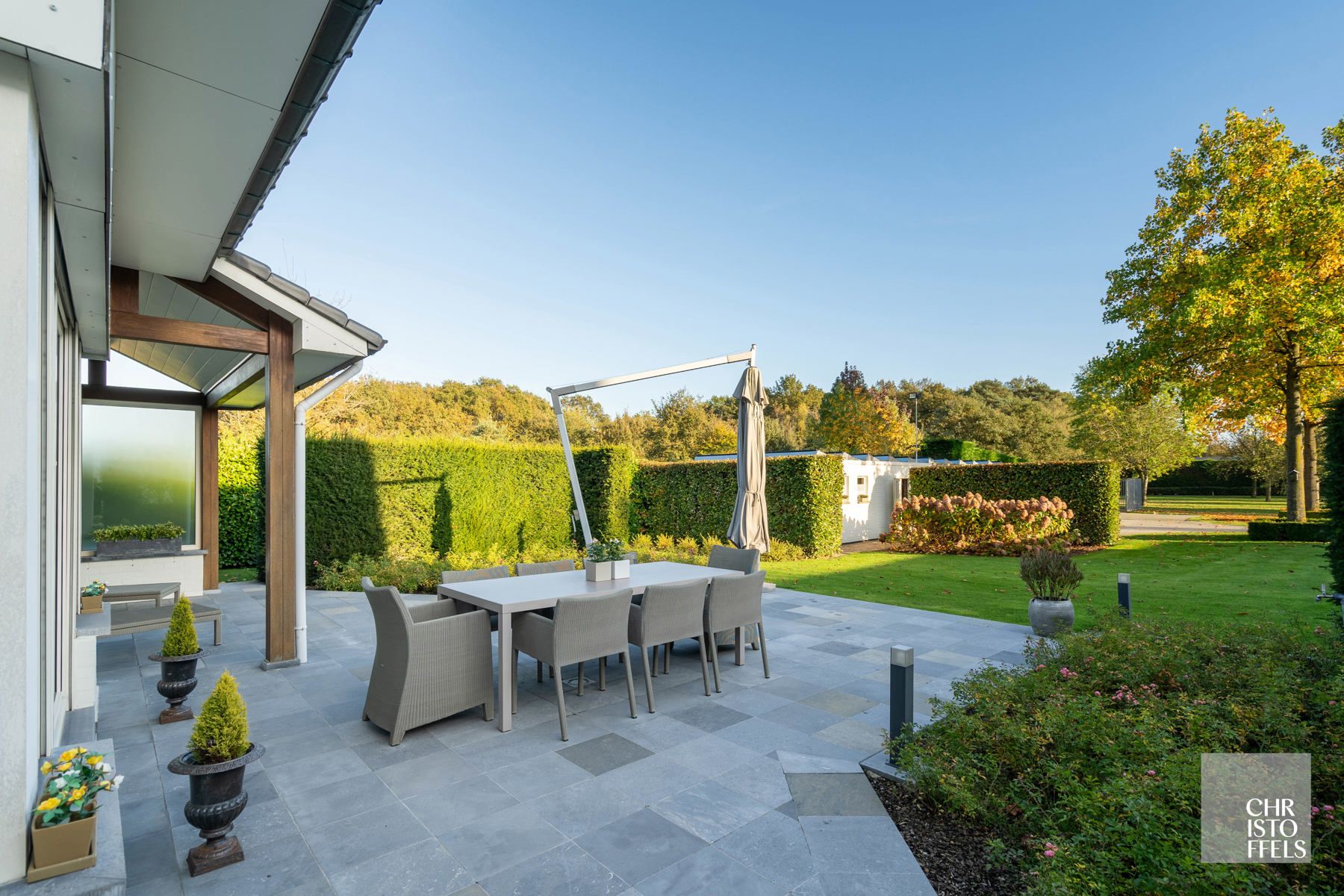 Eigentijdse villa (428m²) met zwembad en 2de woning (187m²) op perceel van 36a43ca.  foto 26