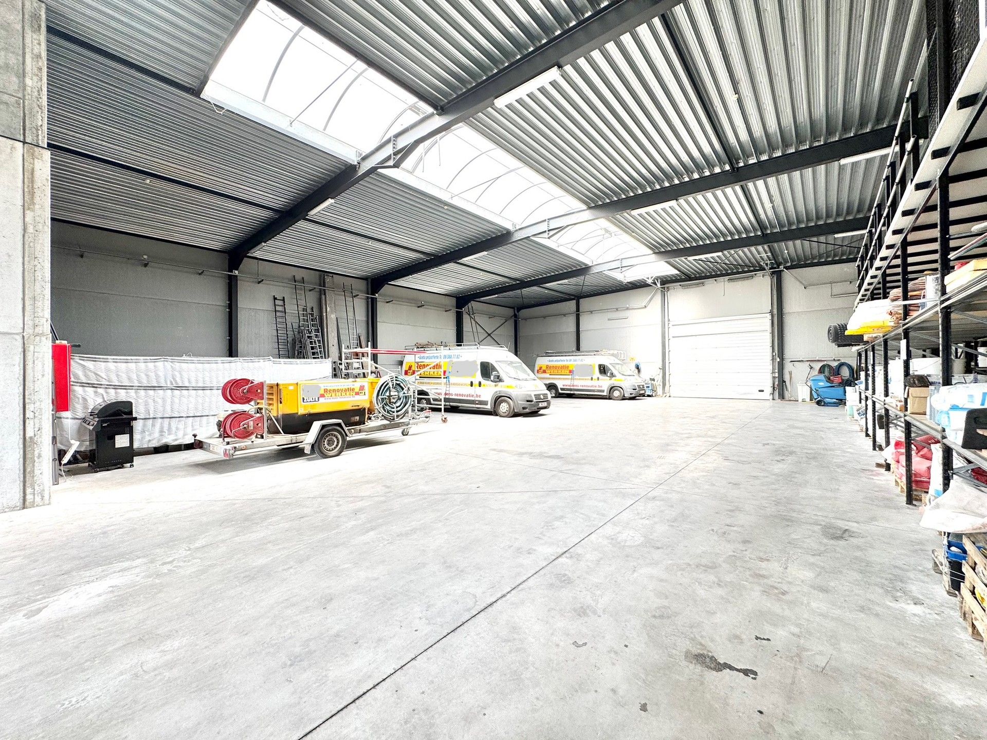 MAGAZIJN MET BURELEN IN KMO ZONE INDUSTRIE foto 9