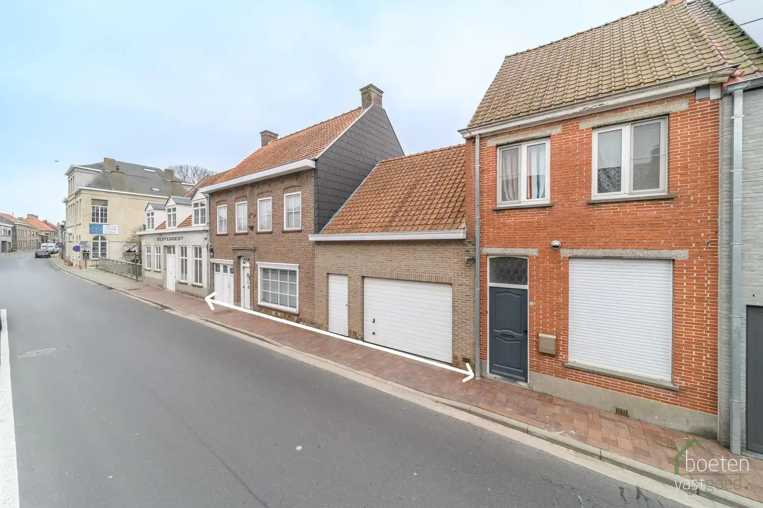 ROESBRUGGE: Ruime maar te moderniseren rijwoning met 4 slpks., grote garage en gezellige tuin op 492m² grondopp. foto 2