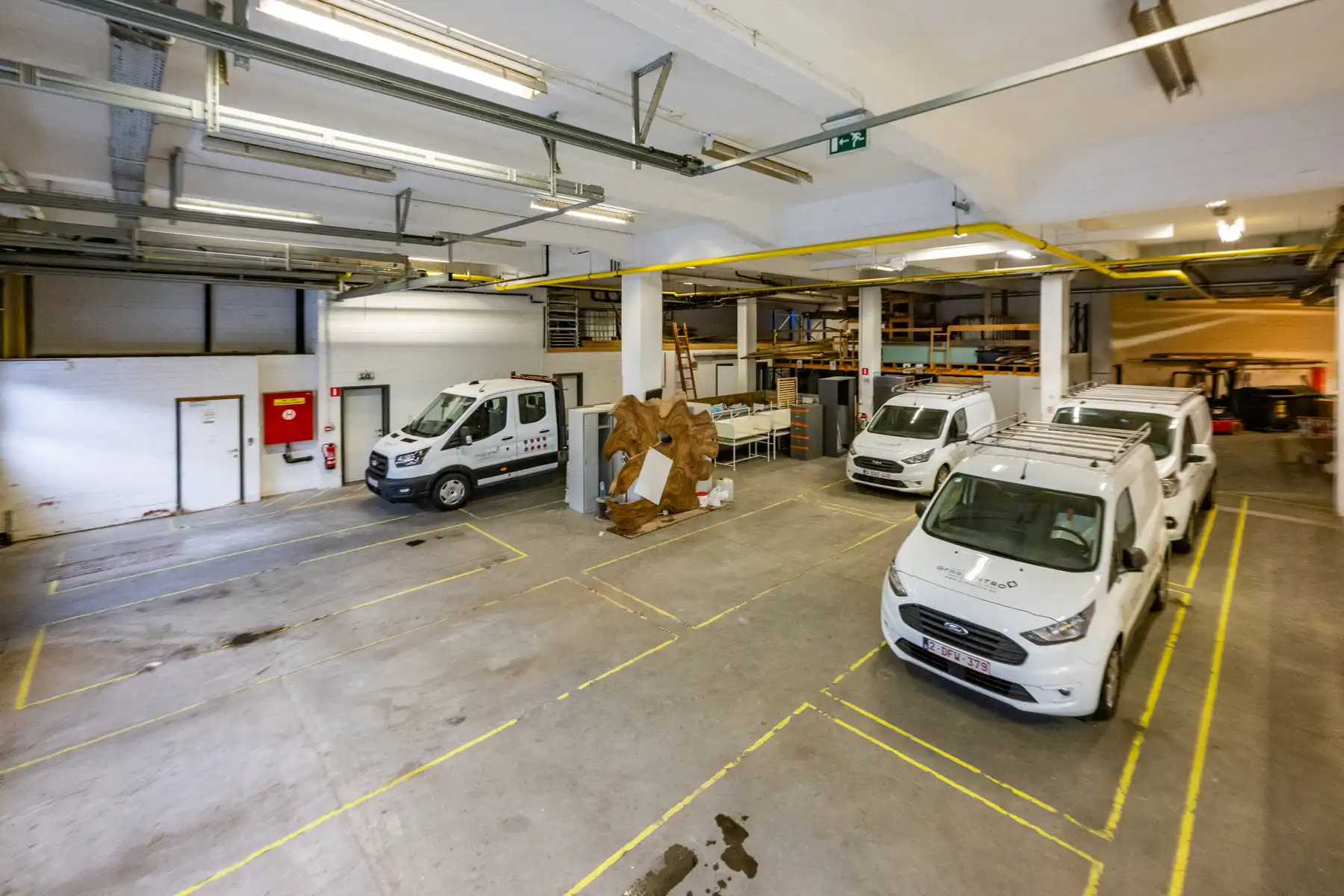 Ruim en veelzijdig bedrijfspand met parking en opslag foto 8