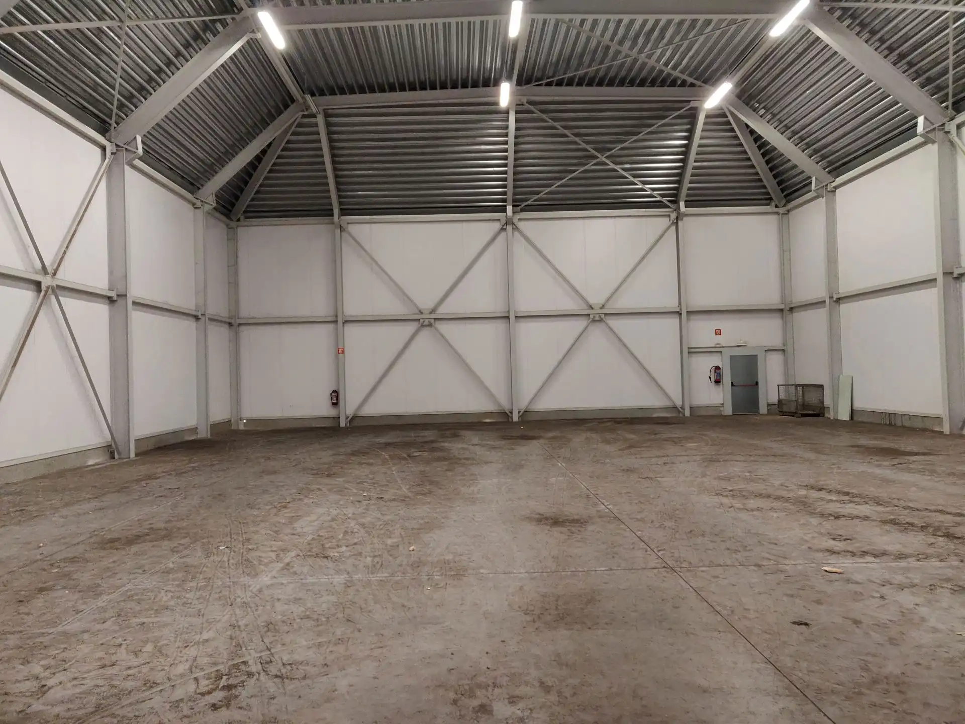 Modern bedrijfspand te huur foto 3