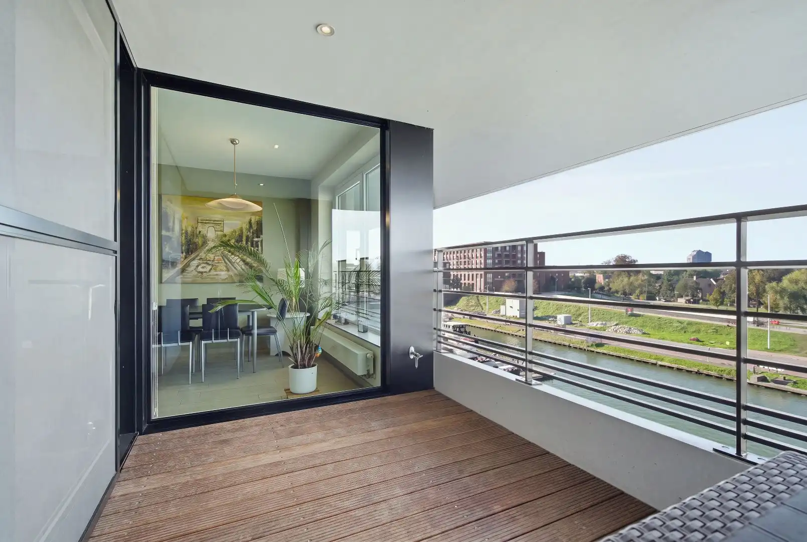 Exclusief wonen met een uniek zicht op het Albertkanaal foto 5