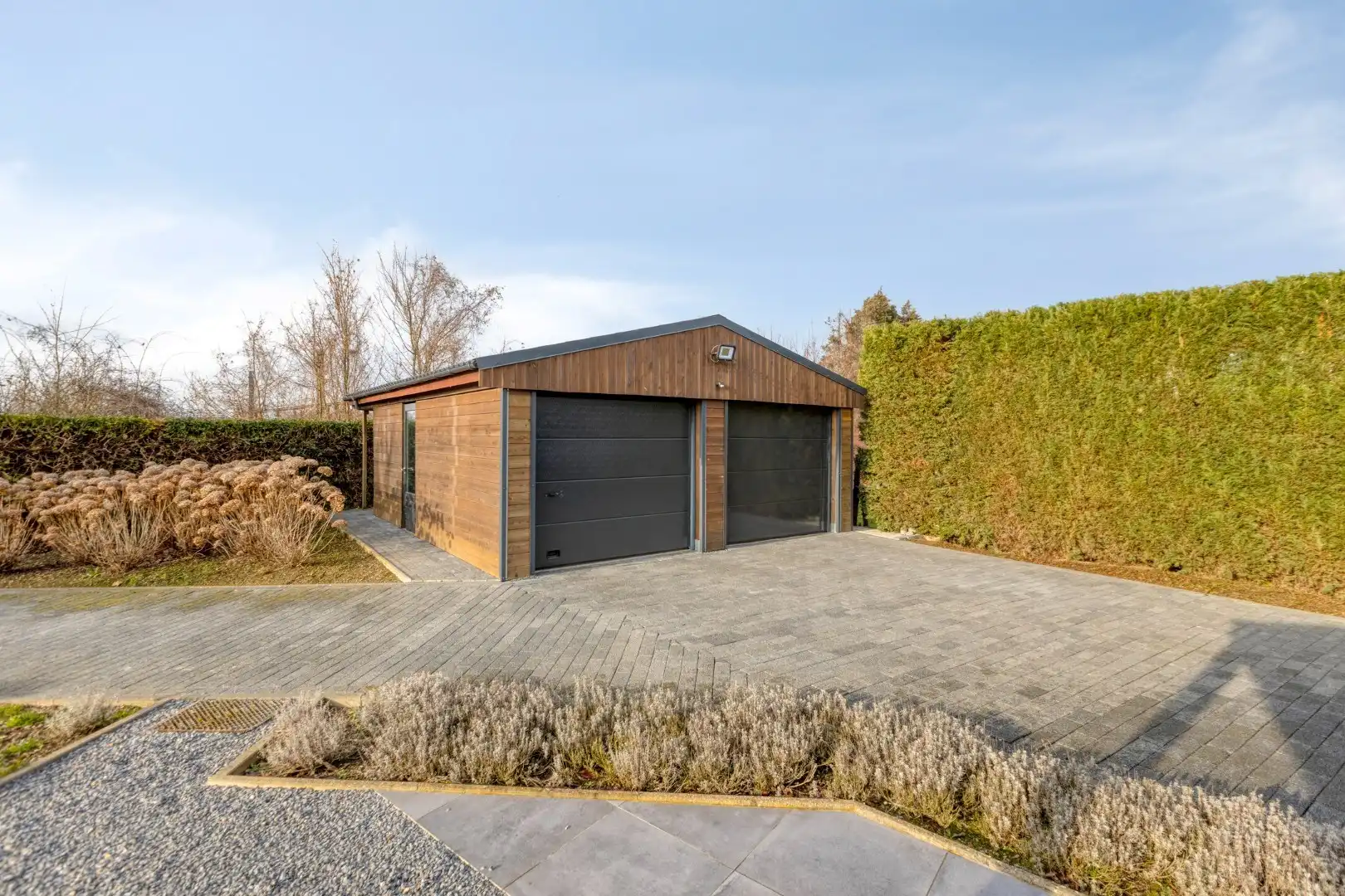 Instapklare villa met 3 slaapkamers, grote bureelkamer en garages foto 30