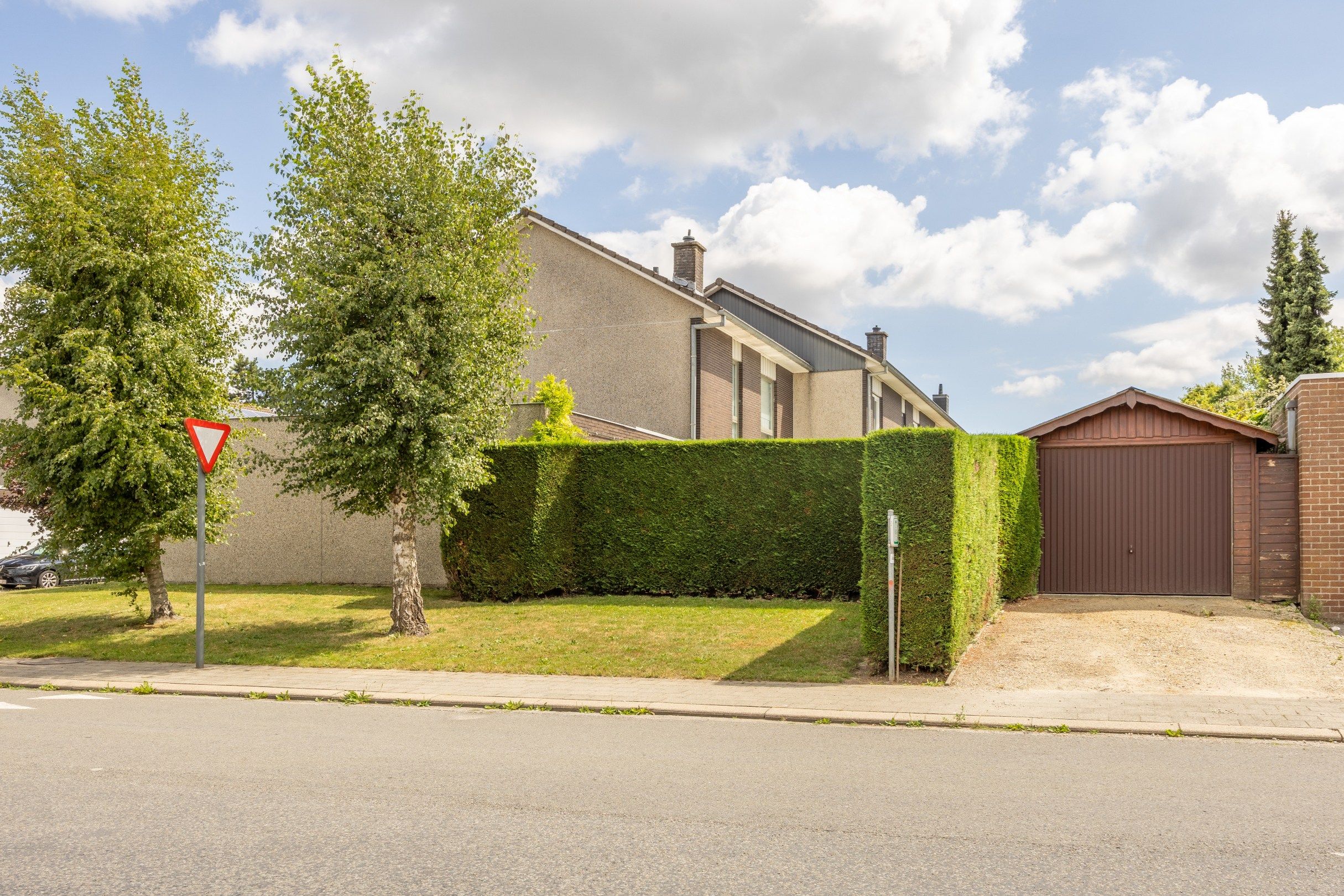 KLOEKE HALFOPEN WONING MET TUIN EN GARAGE  foto 2