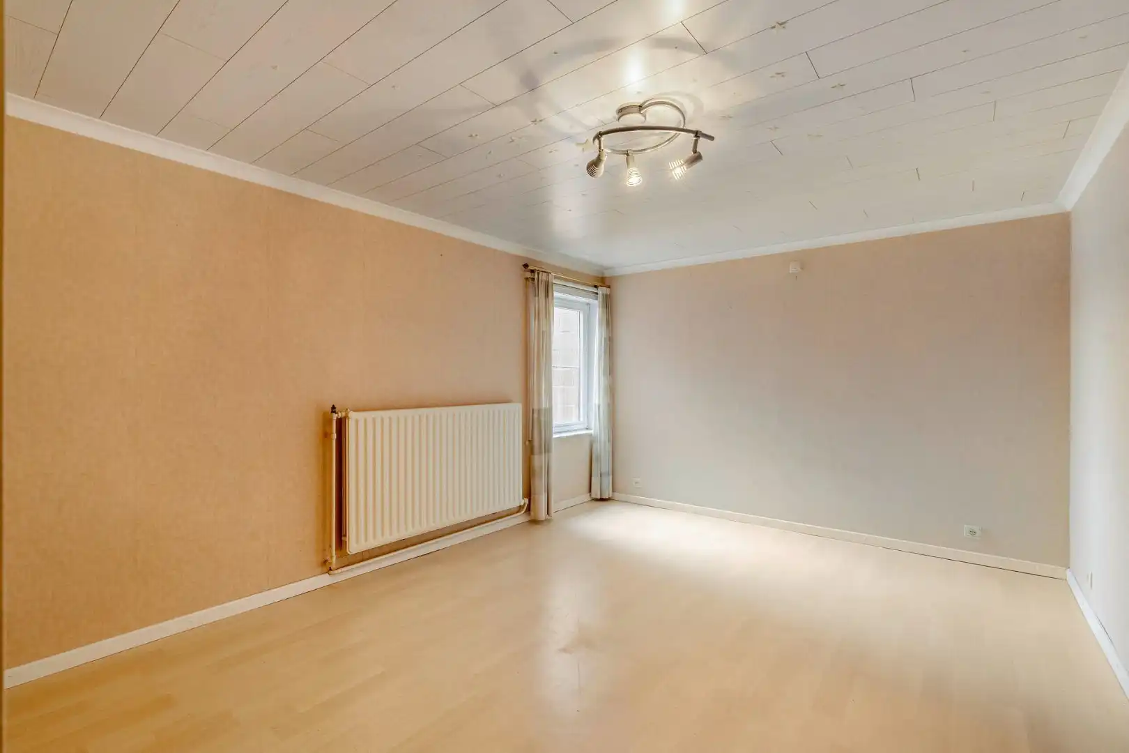 Comfortabel, zeer ruim appartement met 4 slaapkamers, terras en garage in het centrum van Neeroeteren!  foto 28