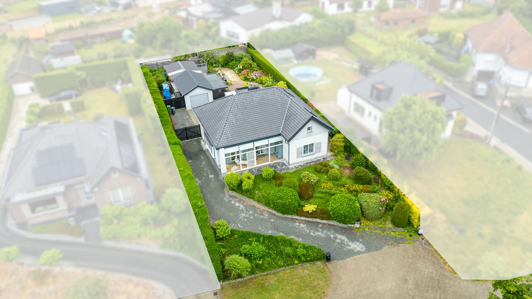 Instapklare en goed onderhouden villa met tuin en garage foto 21