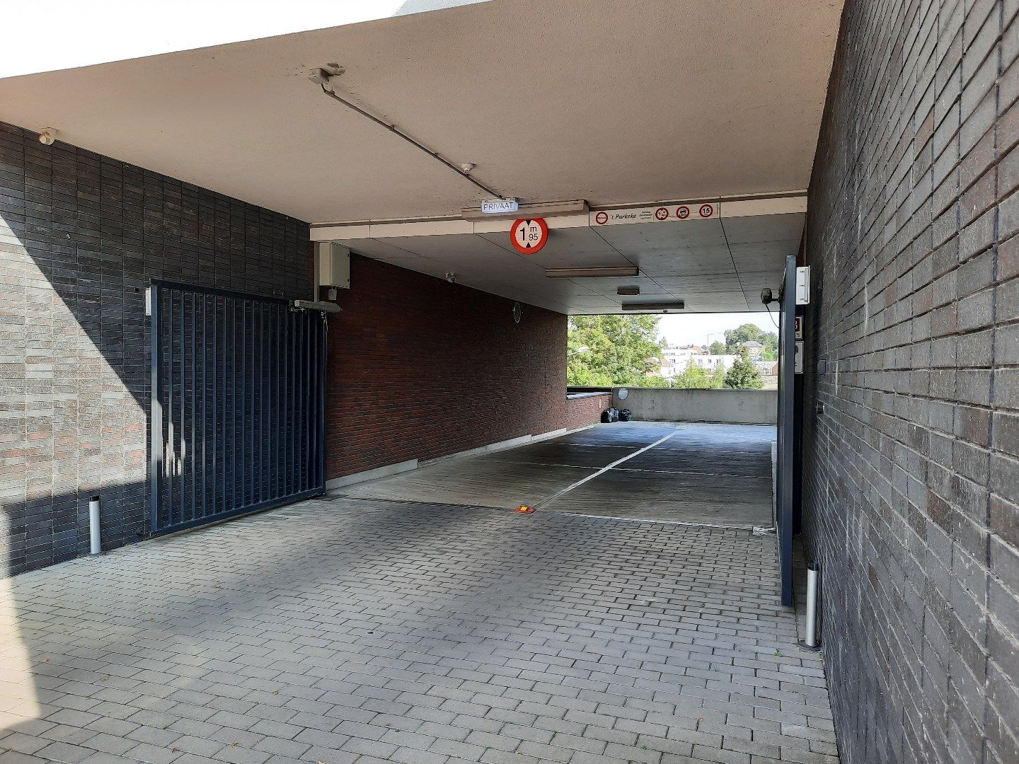 Staanplaats in afgesloten, ondergrondse parkeerkelder foto {{pictureIndex}}