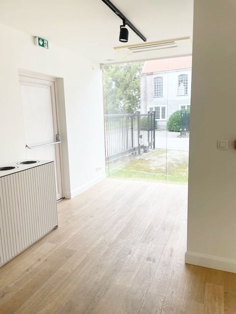 HIPPE KANTOREN-POLYVALENT GEBOUW NABIJ OPRIT E40 foto 5