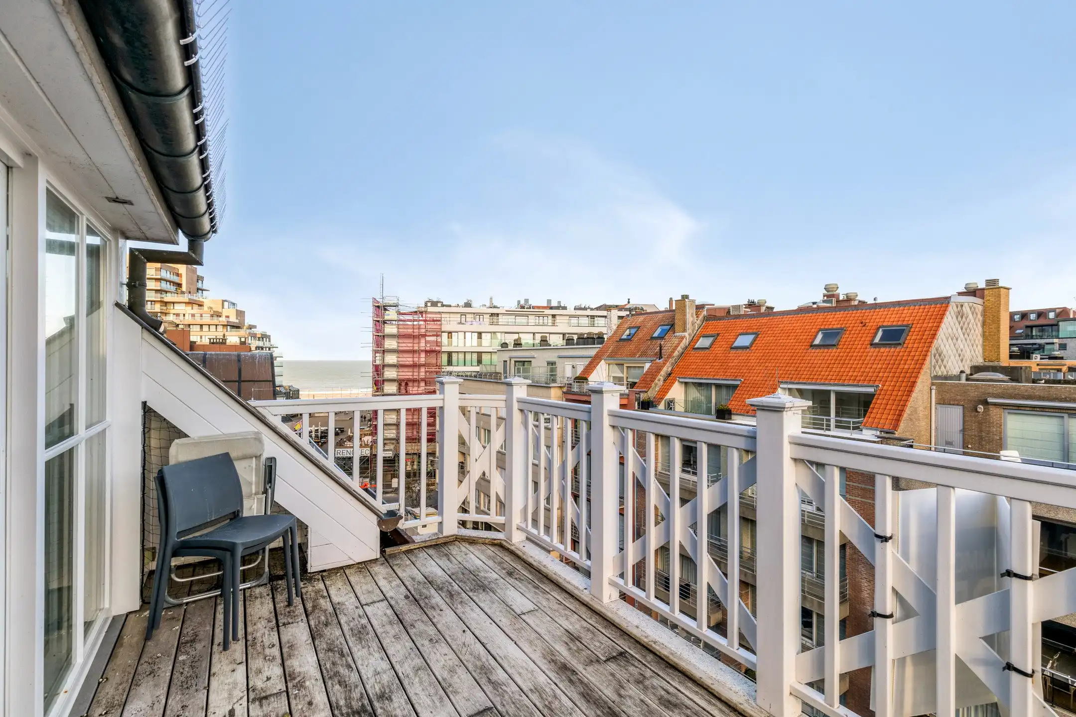 Instapklare duplex gelegen op slechts enkele passen ven het Van Bunnenplein en de zeedijk. foto 21