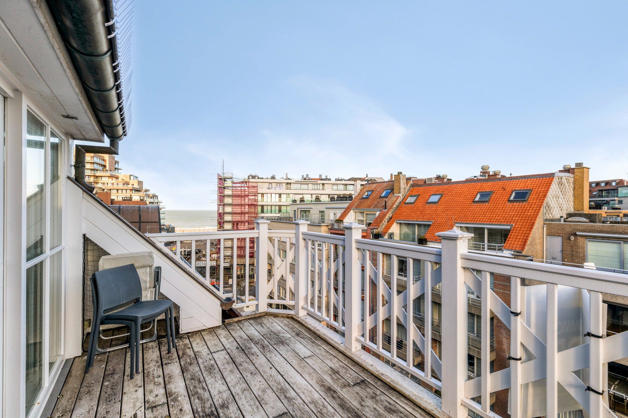 Instapklare duplex gelegen op slechts enkele passen ven het Van Bunnenplein en de zeedijk. foto 21