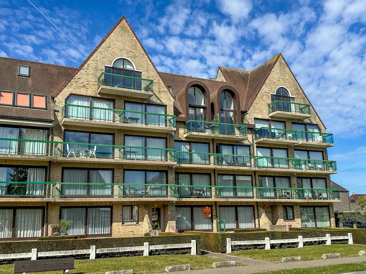 Instapklaar appartement met 2 brede zonneterrassen op een boogscheut van Oostduinkerke-bad. foto {{pictureIndex}}