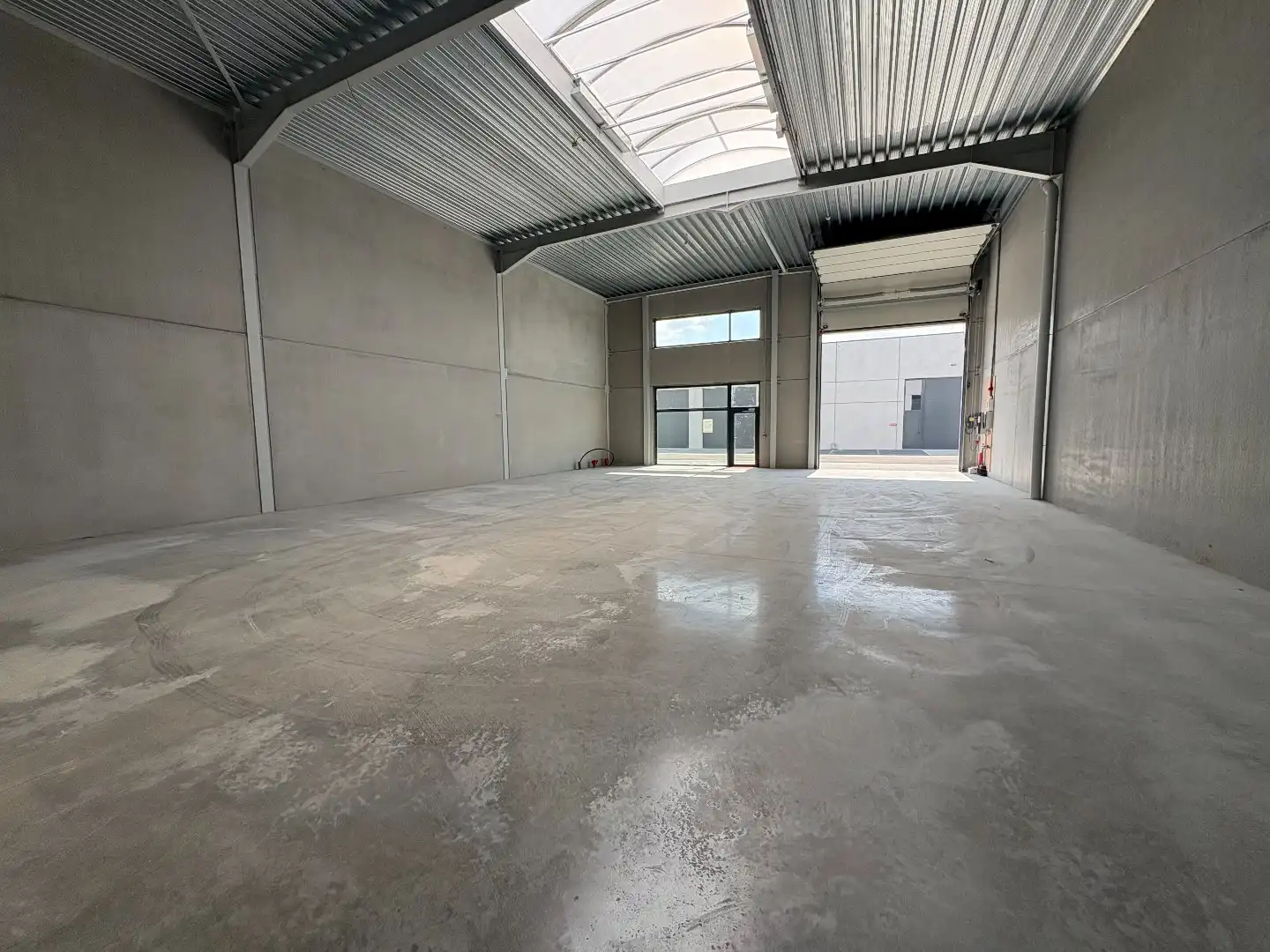 Loods te koop – 246 m² met 2 parkeerplaatsen inbegrepen op de industriezone te Ichtegem foto 3