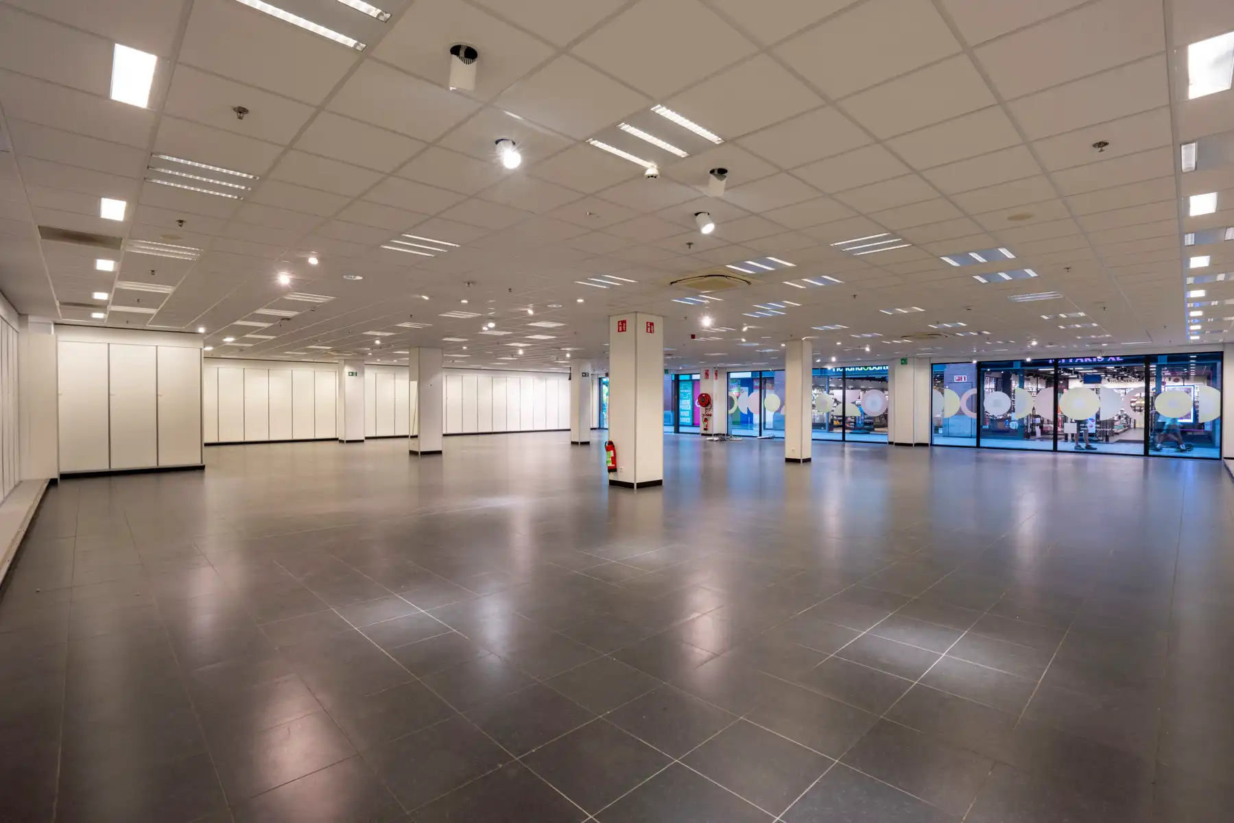 Commerciële toplocatie in Shopping Den Tir foto 2