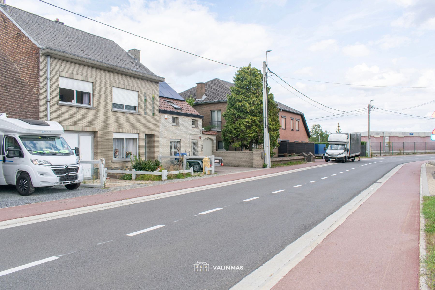 Ruime woning mt bijgebouwen & atelier (achteraan bereikbaar) foto 2