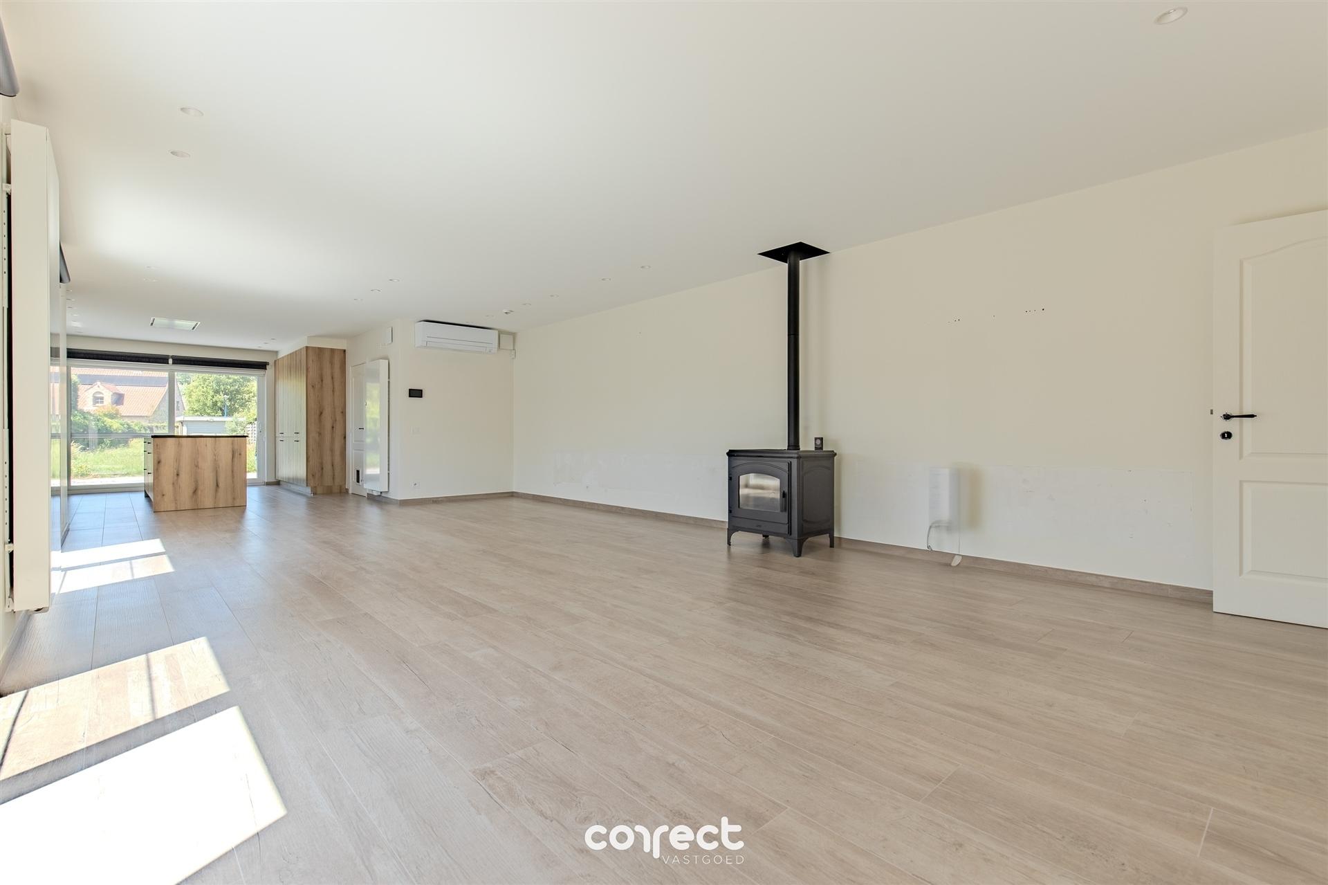 Modern halfopen woning te koop in hartje Oostduinkerke met 3 slaapkamers en diepe tuin foto 7