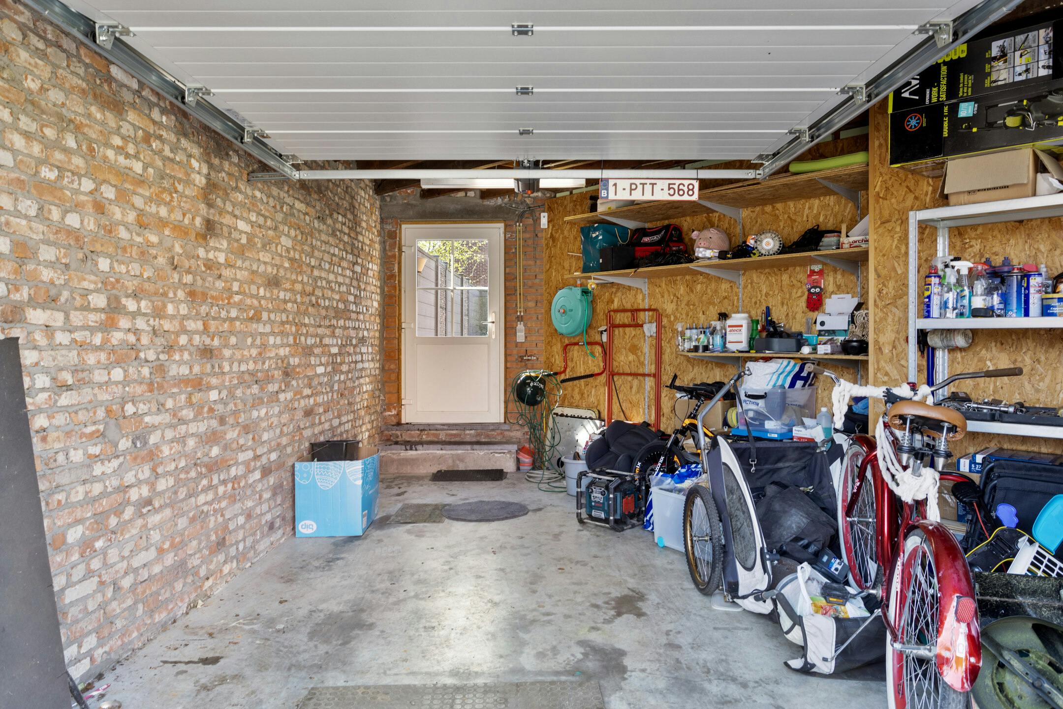 Op te frissen huis in het centrum van Kruibeke met garage foto 27