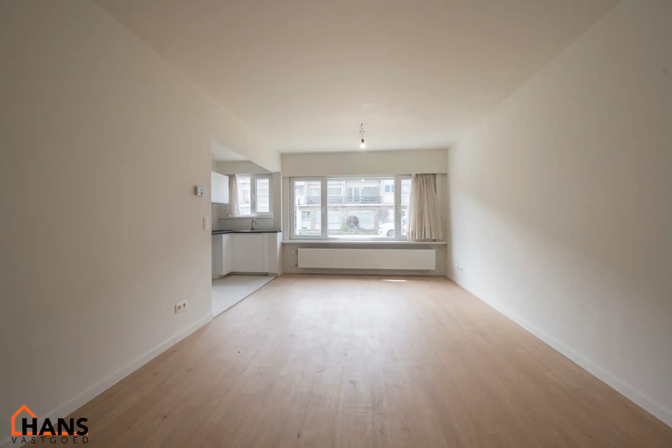 Gerenoveerd gelijkvloersappartement met garagebox. foto {{pictureIndex}}