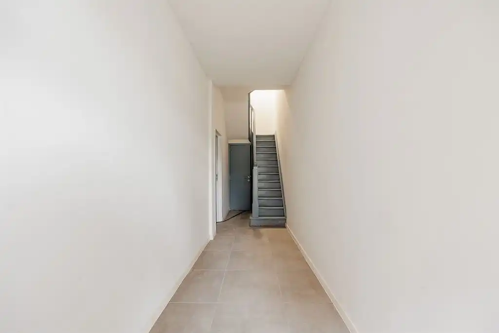 Gerenoveerd gelijkvloers appartement met terras foto 17