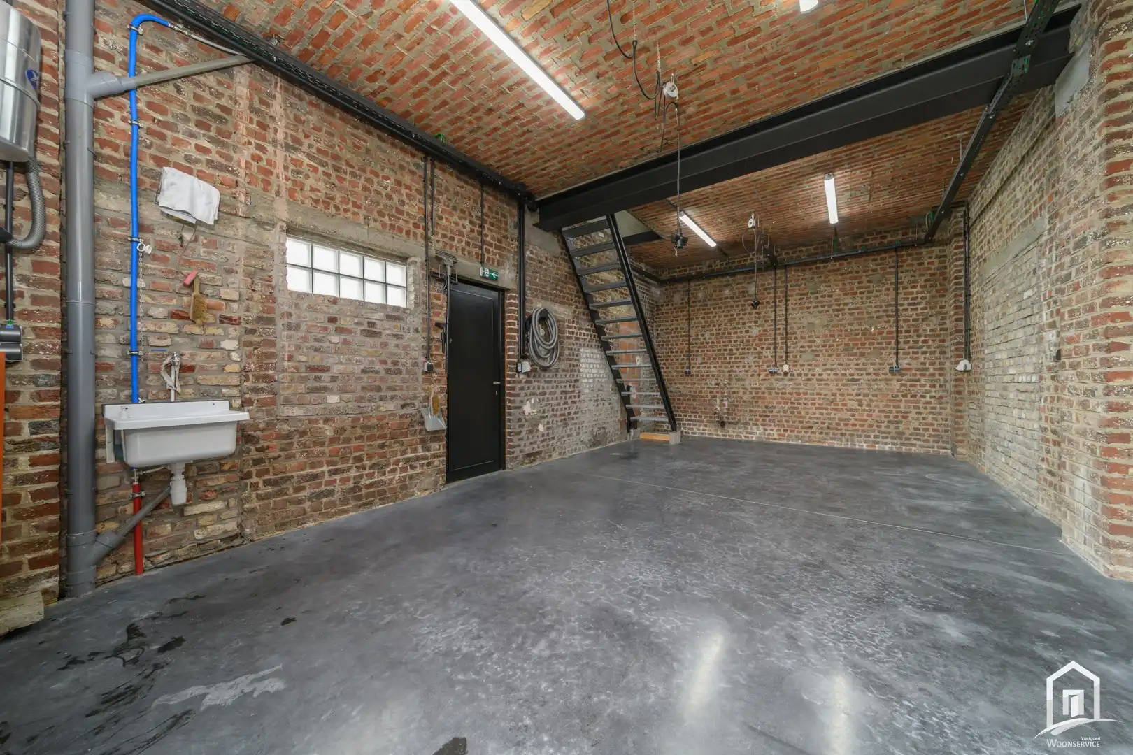 Magazijn op centrale locatie te Nieuwerkerken foto 2