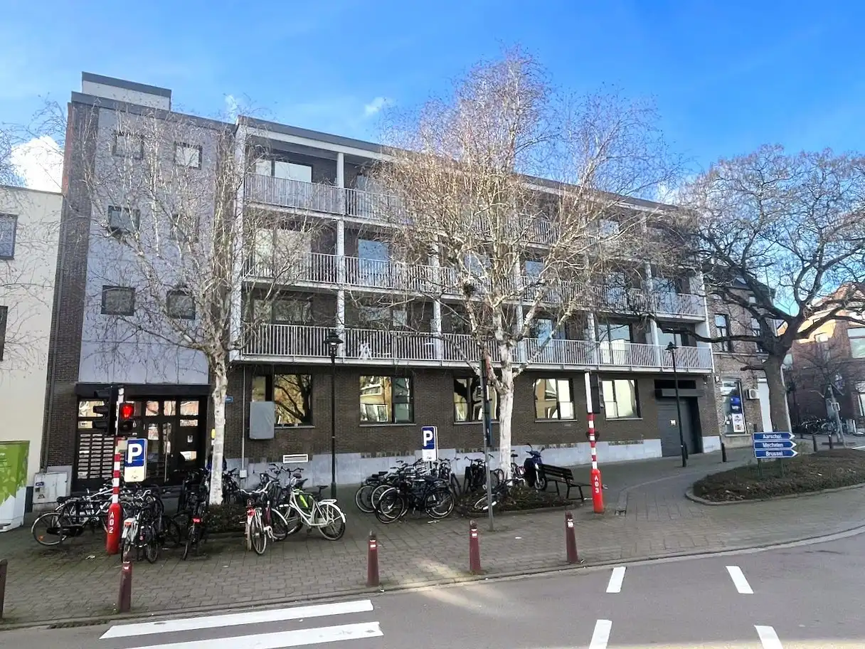 Deels gemeubelde studio met zonnig terras foto {{pictureIndex}}