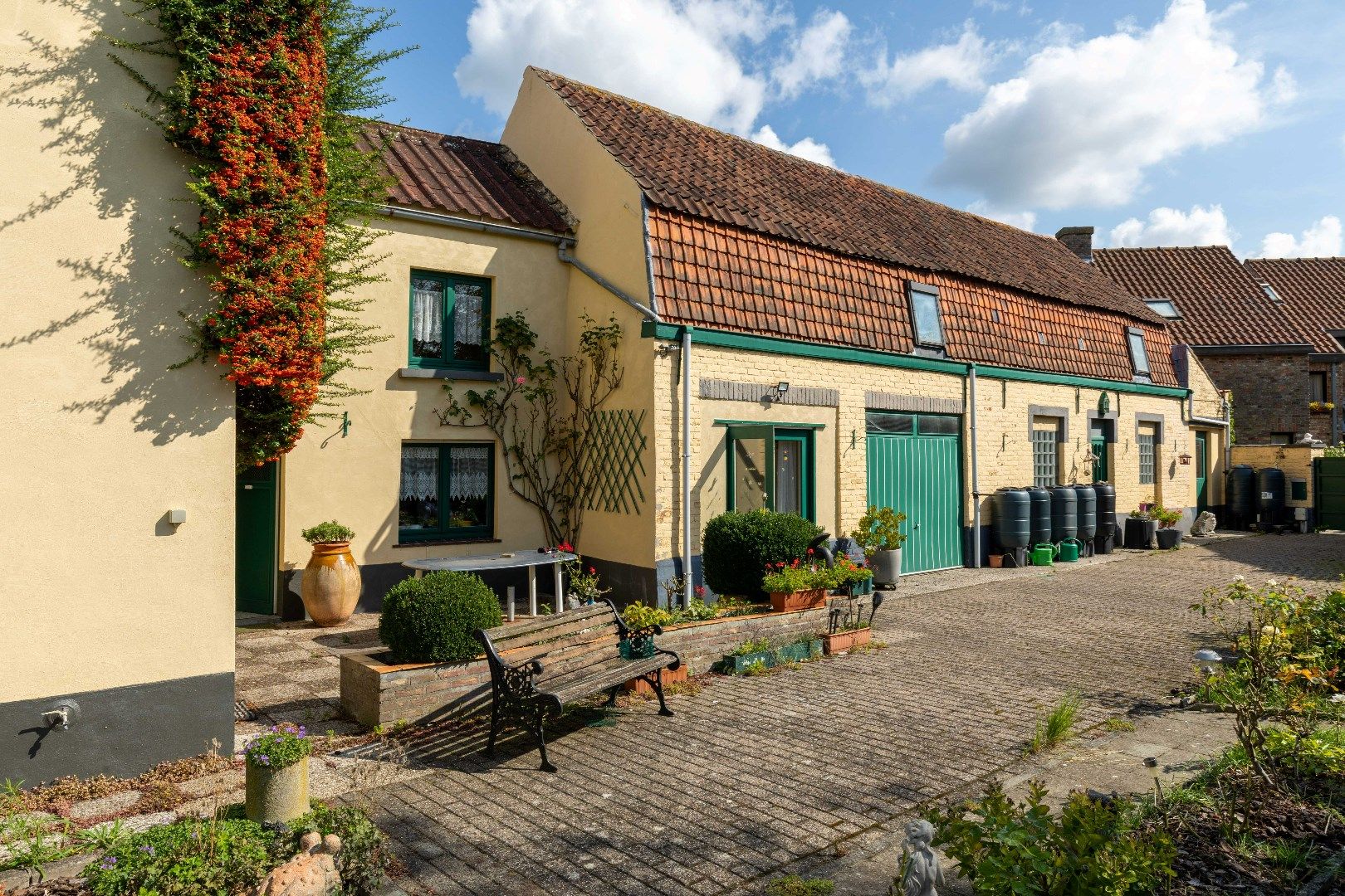 Uniek! Te vernieuwen half open tot open woning met leuke tuin in super hartje Brugge! foto 2