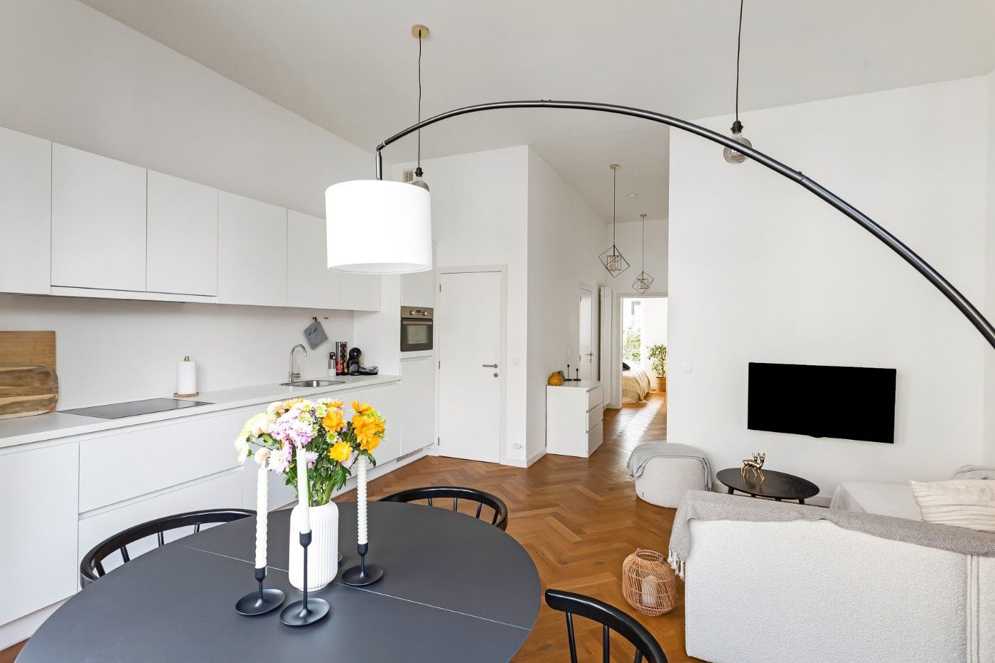 Goed gelegen, mooi gerenoveerd appartement op 1ste verd. met 2 slpk. en balkon foto 9
