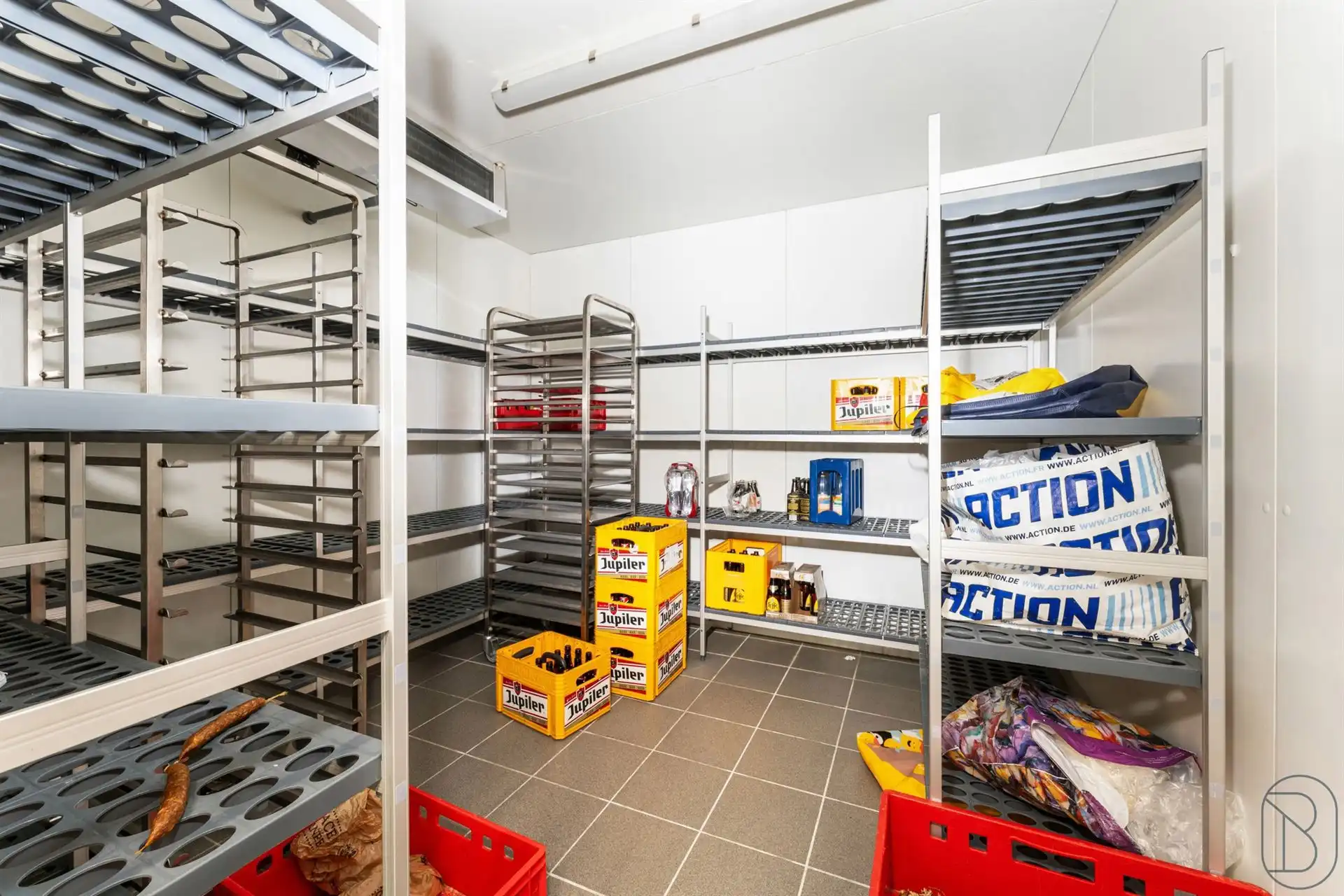Vernieuwde handelszaak met woonst, en grote garage foto 12