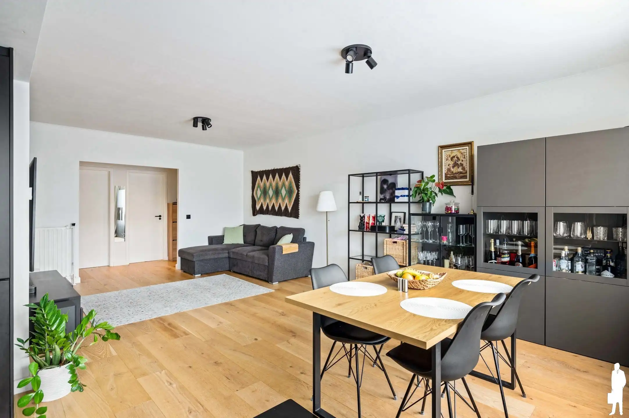 Luxueus gerenoveerd app. met 2 ruime slpks in de Elsdonkwijk foto {{pictureIndex}}