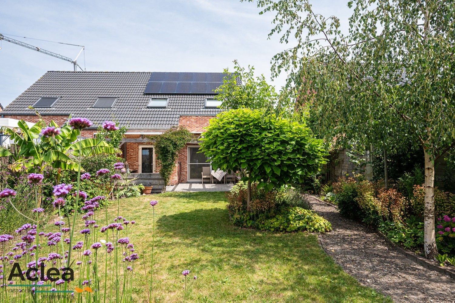Halfopen bebouwing met weelderige tuin foto 3