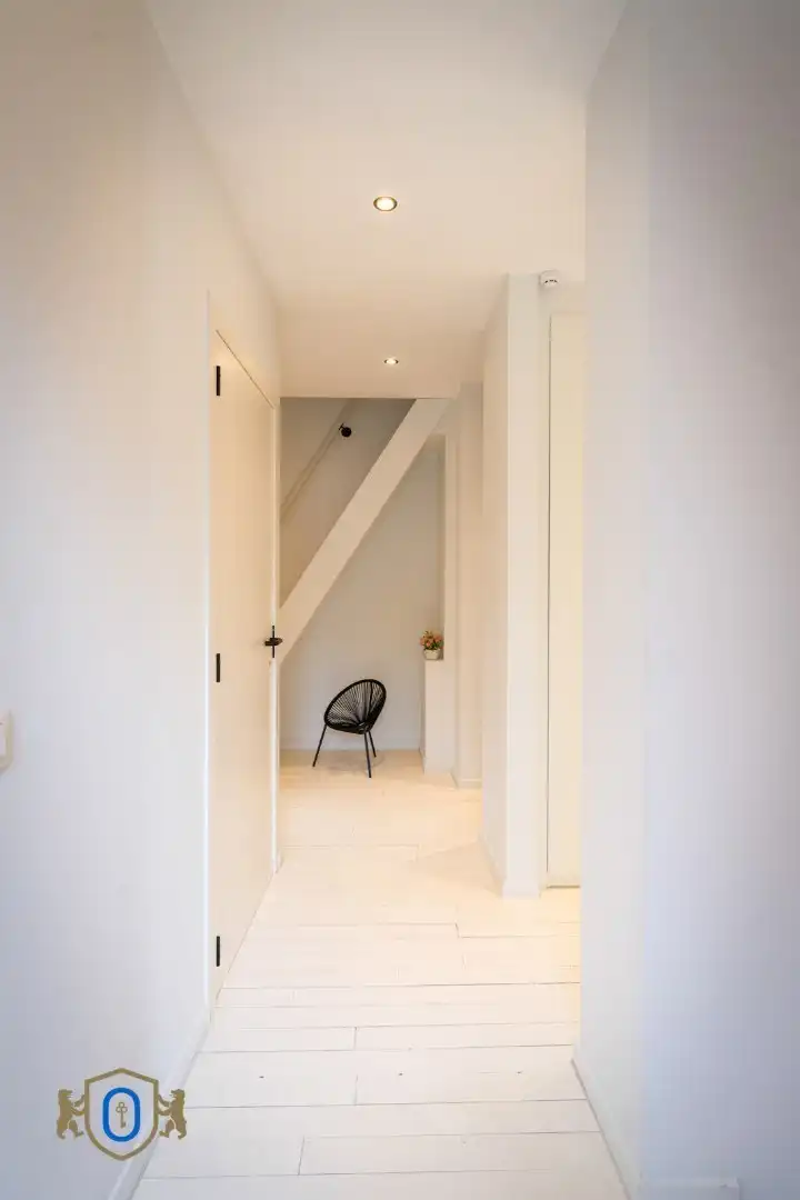 Halfopen 3-slpkr woning met tuin & carport foto 20