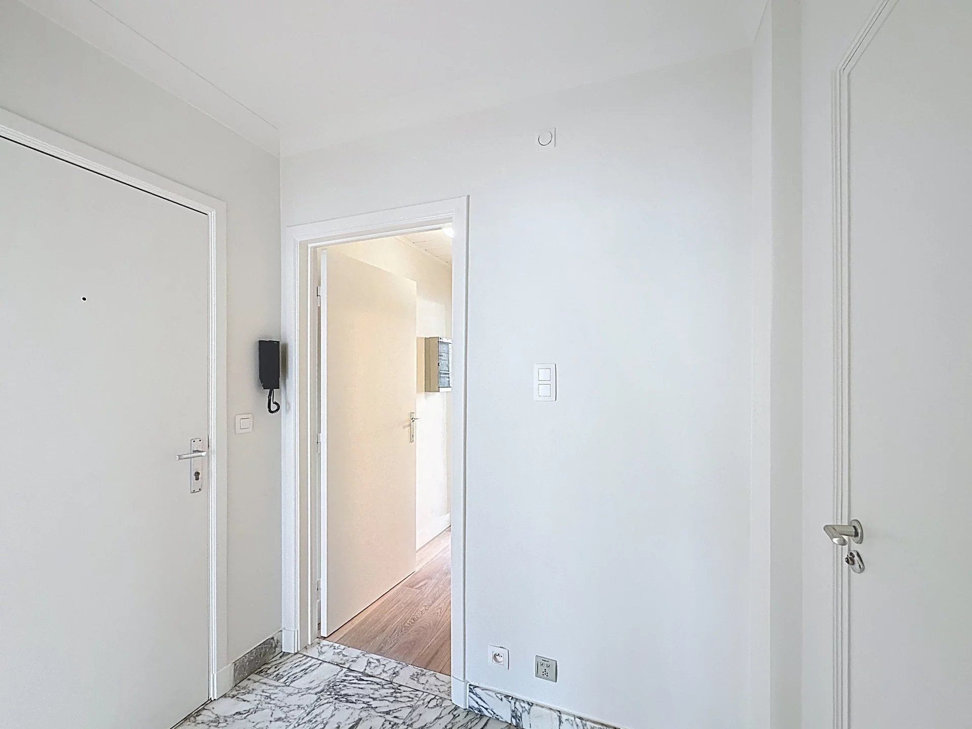 Gerenoveerd appartement in het centrum van Mol met 2 slaapkamers en terras. foto 3