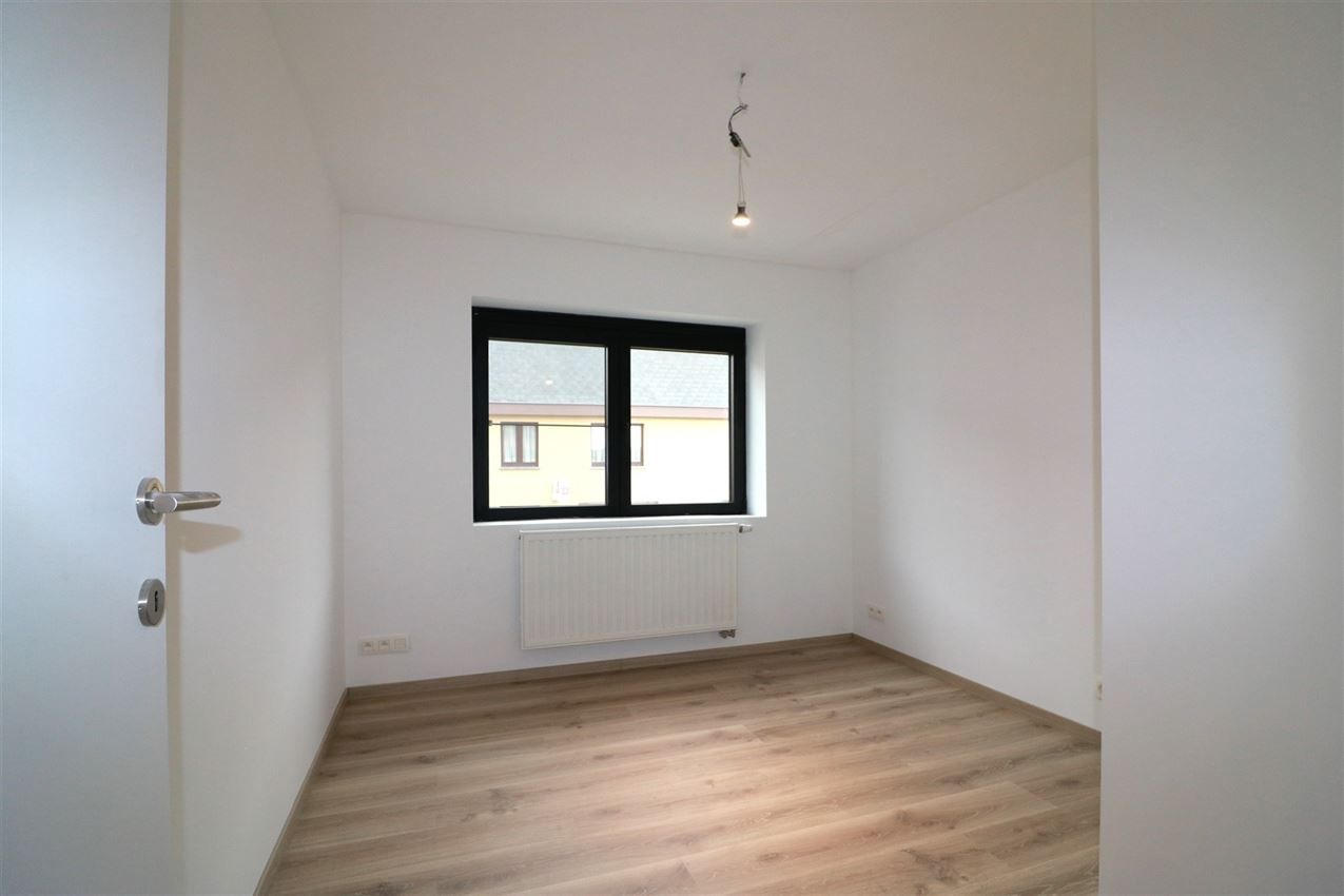 Architecturaal plaatje met 4 slpk., garage en riant terras foto 29