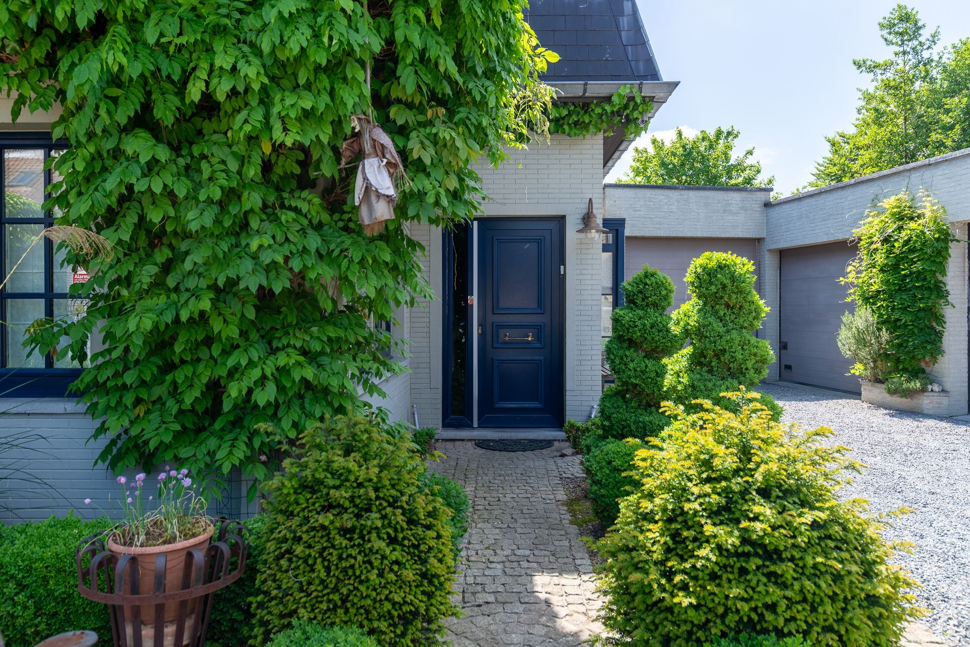 Unieke eigendom te koop met twee woningen en loods te Zingem foto {{pictureIndex}}