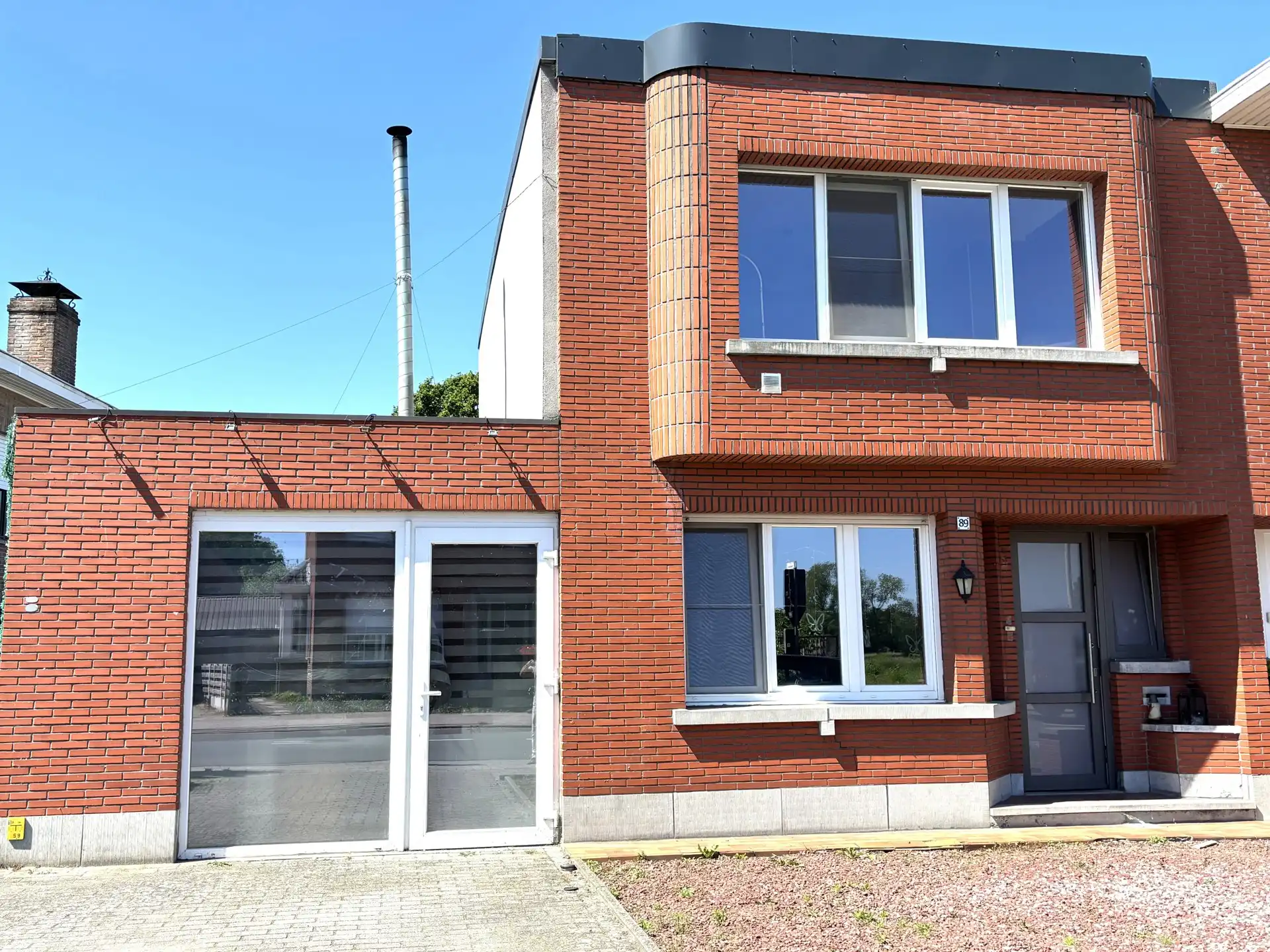 Instapklare halfopen bebouwing met 4 slaapkamers, garage en zonnige tuin foto 3