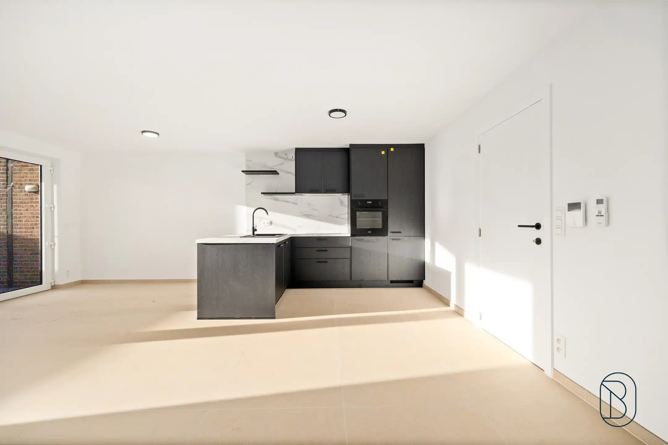 Gerenoveerd appartement op de 1ste verdieping met balkon foto 3