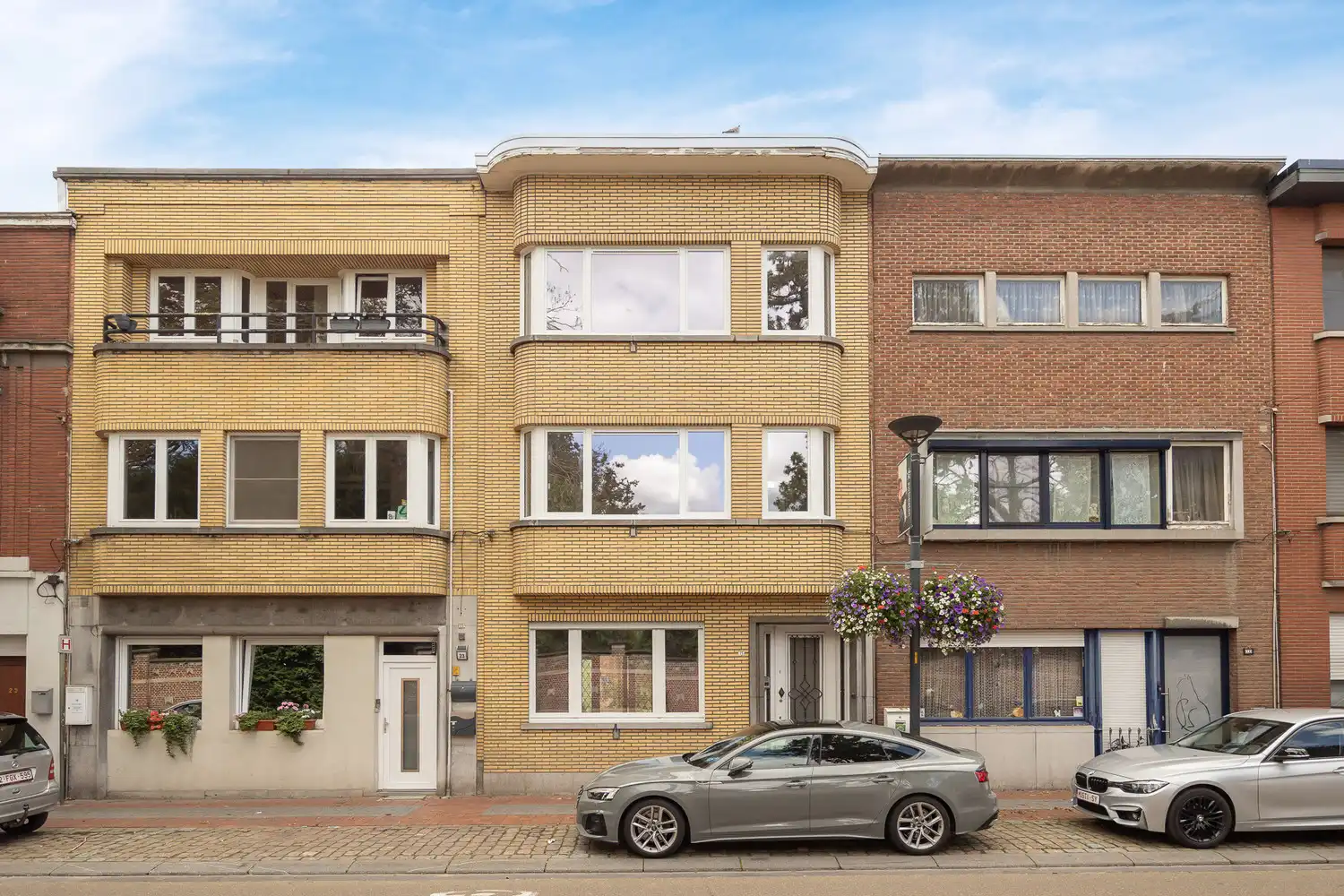 Hoofdfoto van de publicatie: Volledige gerenoveerde gezinswoning (4slk) met ruime tuin