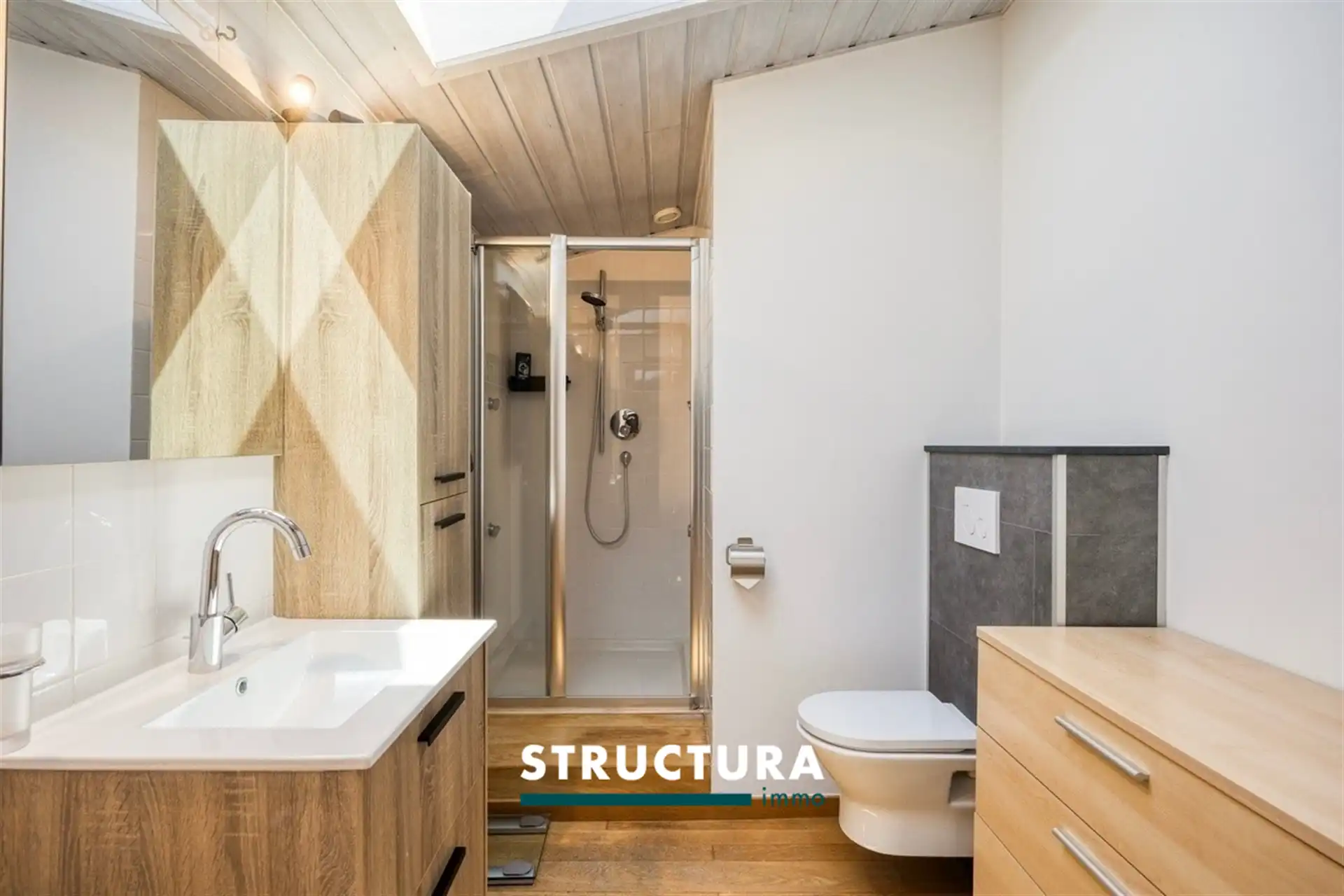 Prachtige woning met ruime loods foto 27