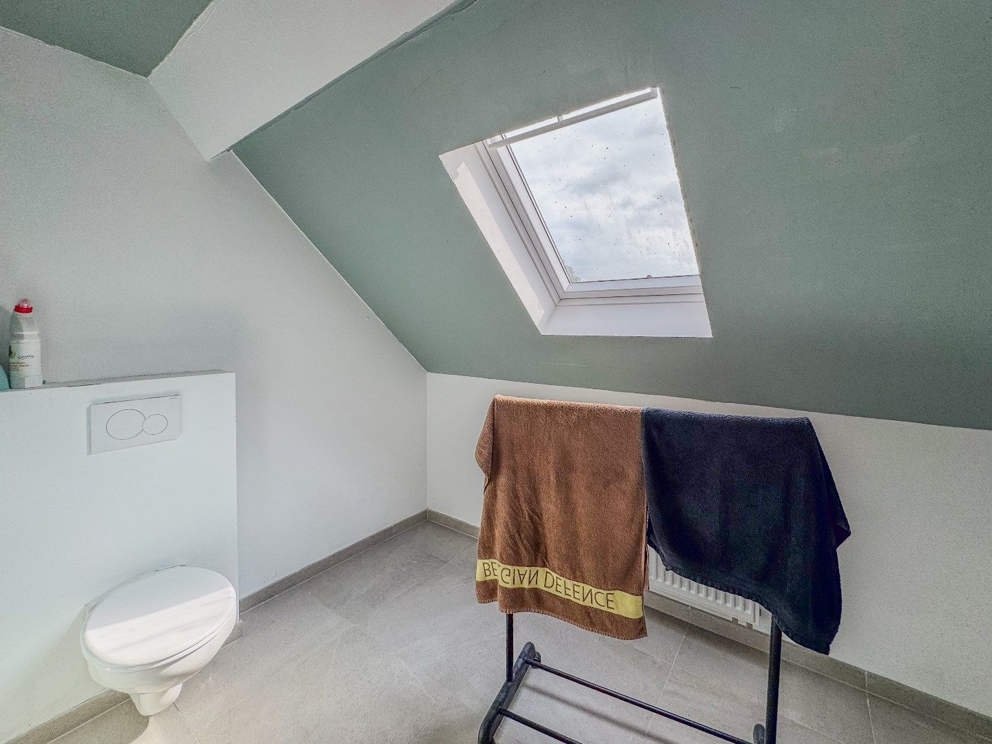 Ruime rijwoning met 3 slaapkamers en grote garage. foto 10