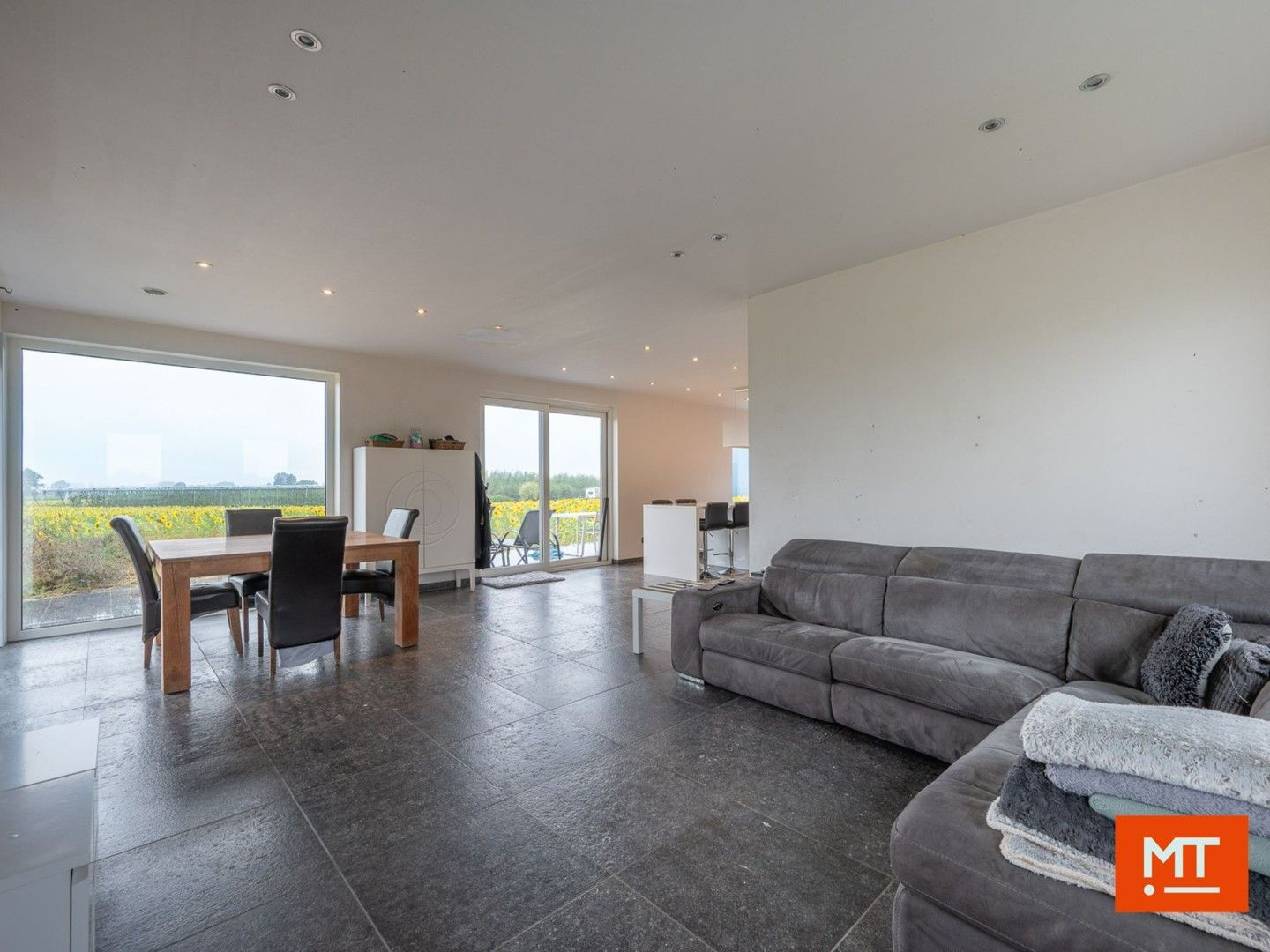 Alleenstaande woning (2013) in landelijke omgeving met naastliggend bouwland foto 3