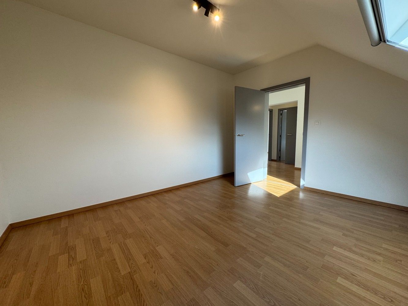 TE HUUR: Ruim Duplex-appartement met 4 staanplaatsen in Diepenbeek foto 17