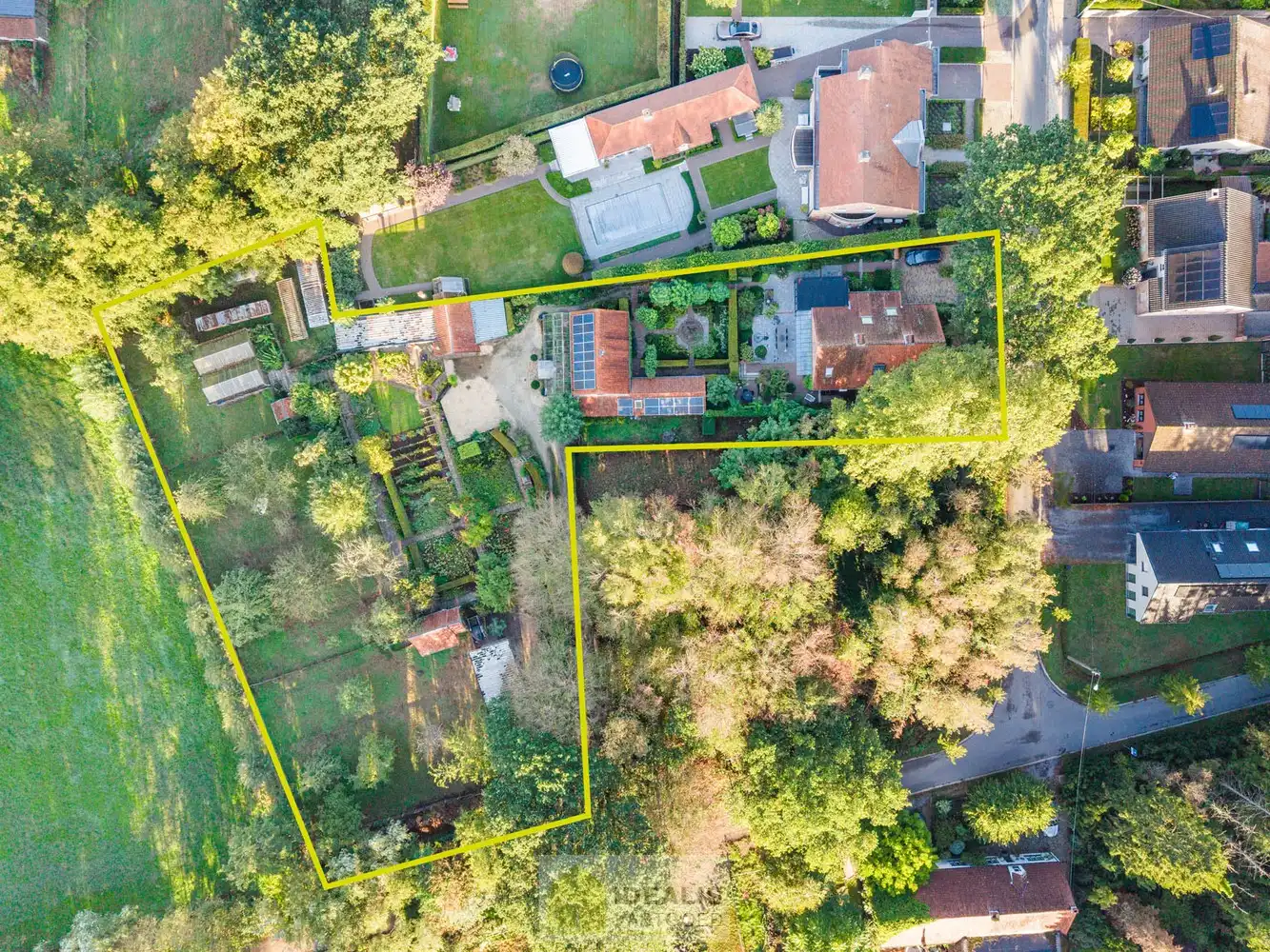 IDYLLISCH GELEGEN BIJZONDERE EIGENDOM BESTAANDE UIT RIANT WOONHUIS, APART BEWOONBAAR BIJGEBOUW EN ATELIER OMGEVEN DOOR EEN SCHITTERD AANGELEGDE TUIN EN WEILAND. Het domein is toegankelijk zowel aan de mooie Urnenveldstraat doch ook via een uitzonderlijk mooie oprijlaan toegankelijk langs de boszijde van het perceel. Deze vrijstaande woning, gebouwd in 1986, beschikt over een sfeervolle leefruimte in vol contact met de tuin en biedt een heerlijke atmosfeer dankzij de centraal geplaatste speksteenkachel. Op de verdieping beschikt de woning over slaapkamers en sanitair. Een absolute meerwaarde is het afzonderlijk volledig ingericht bijhuisje, centraal op het perceel, voorzien van alle woonfaciliteiten. Verder is er de mogelijkheid om wonen/werken te combineren via het knap afgewerkte atelier, met vergezicht op het eigen weiland. Geschikt voor kandidaten op zoek naar een ruime en instapklare parel met een idyllische uitstraling! foto 53