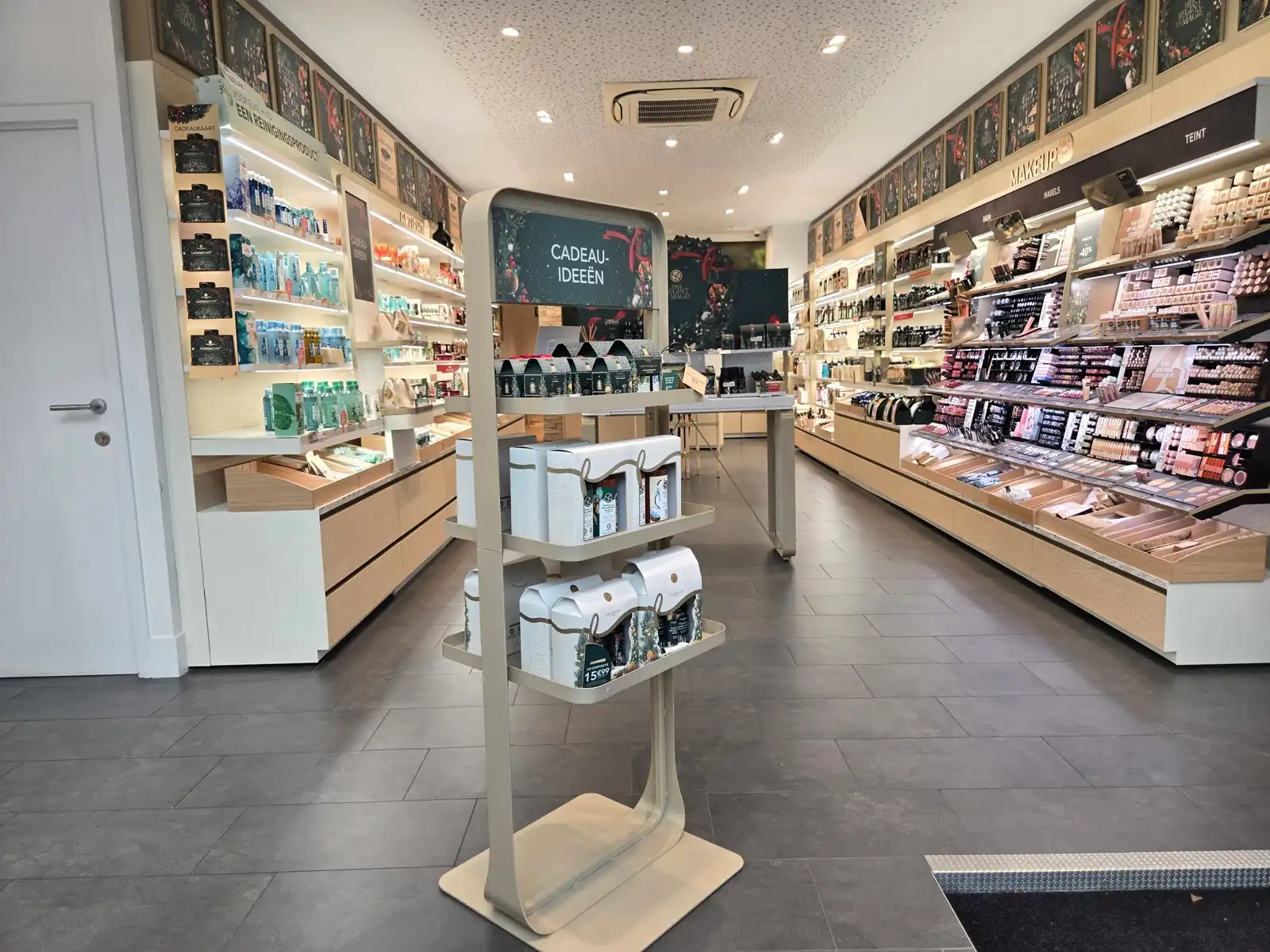 Commercieel pand met hoge vitrine in Mortsel foto 3