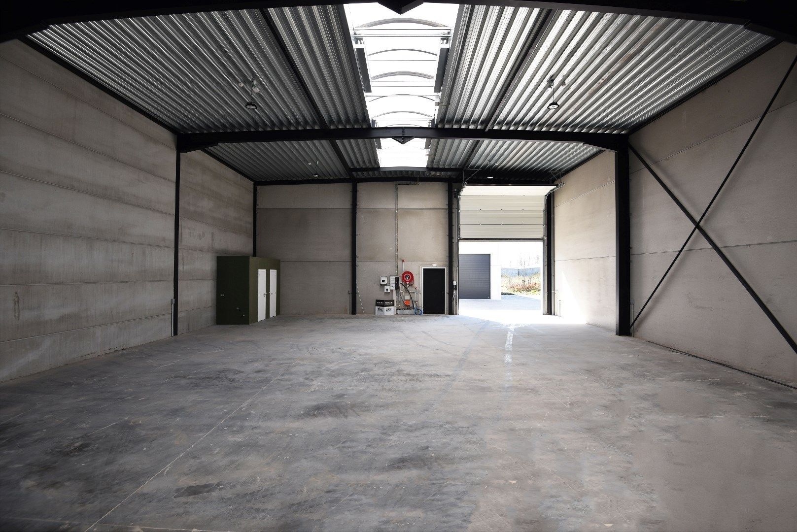 Goed gelegen nieuwbouw KMO-unit 267m² te Eeklo foto 3