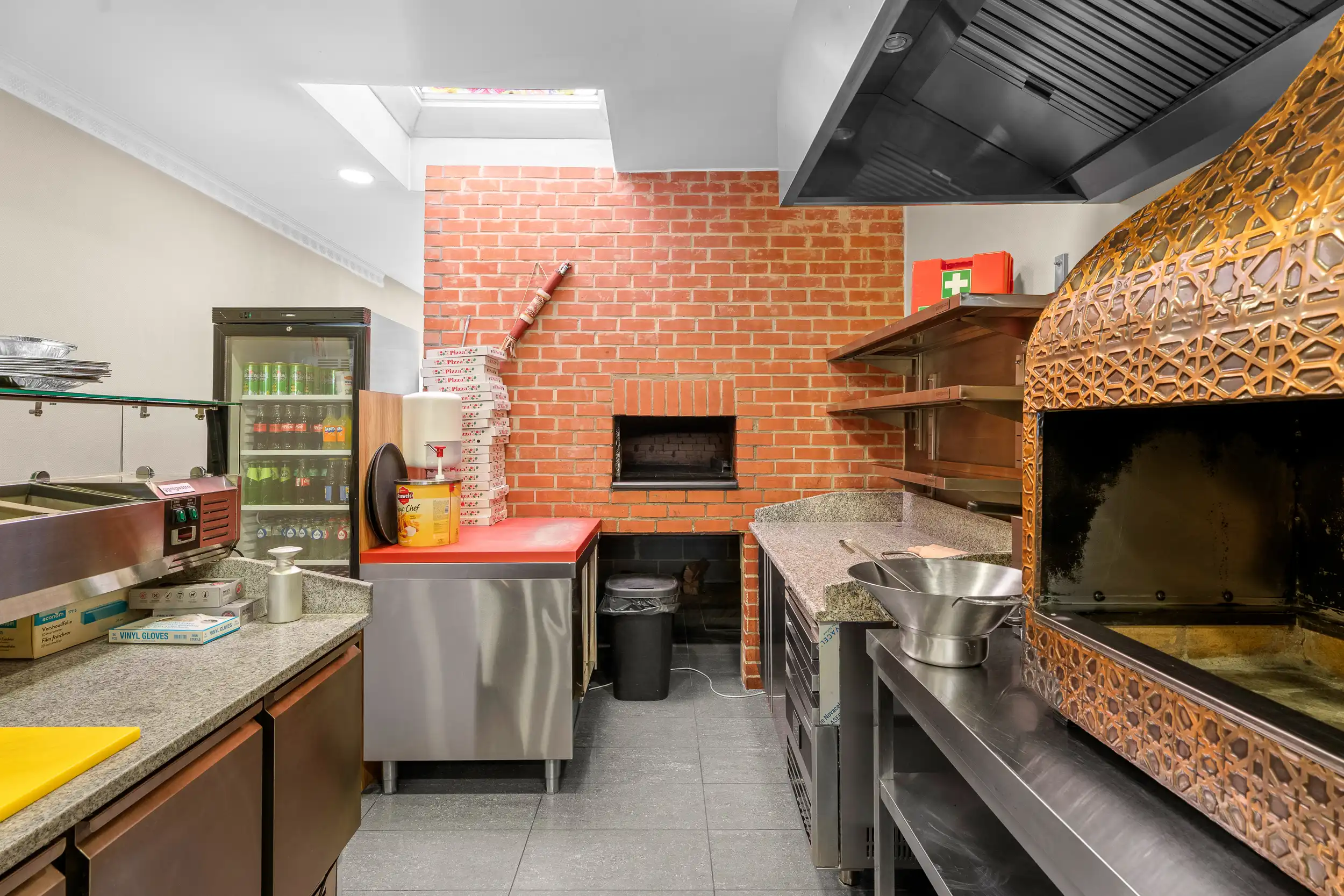 Unieke kans: Goeddraaiende pizzazaak met appartement! foto 4