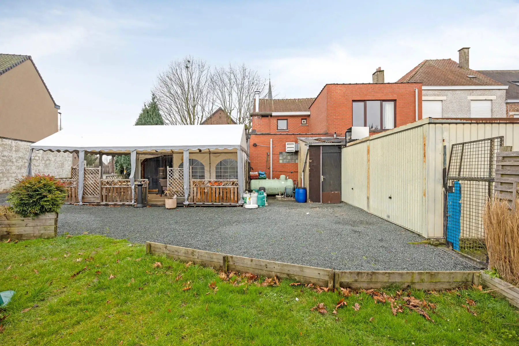 veelzijdig handelshuis met woonst en appartement foto 18