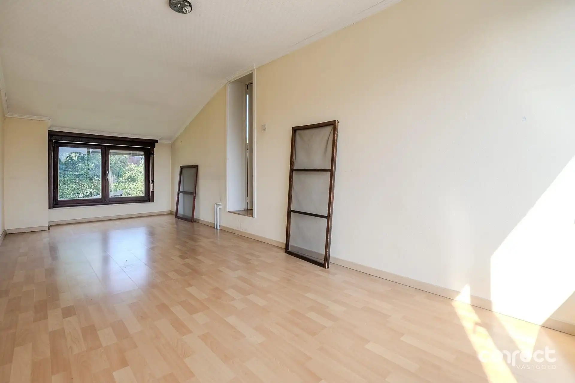 Op te frissen woning op ruim perceel van 857 m². foto 7