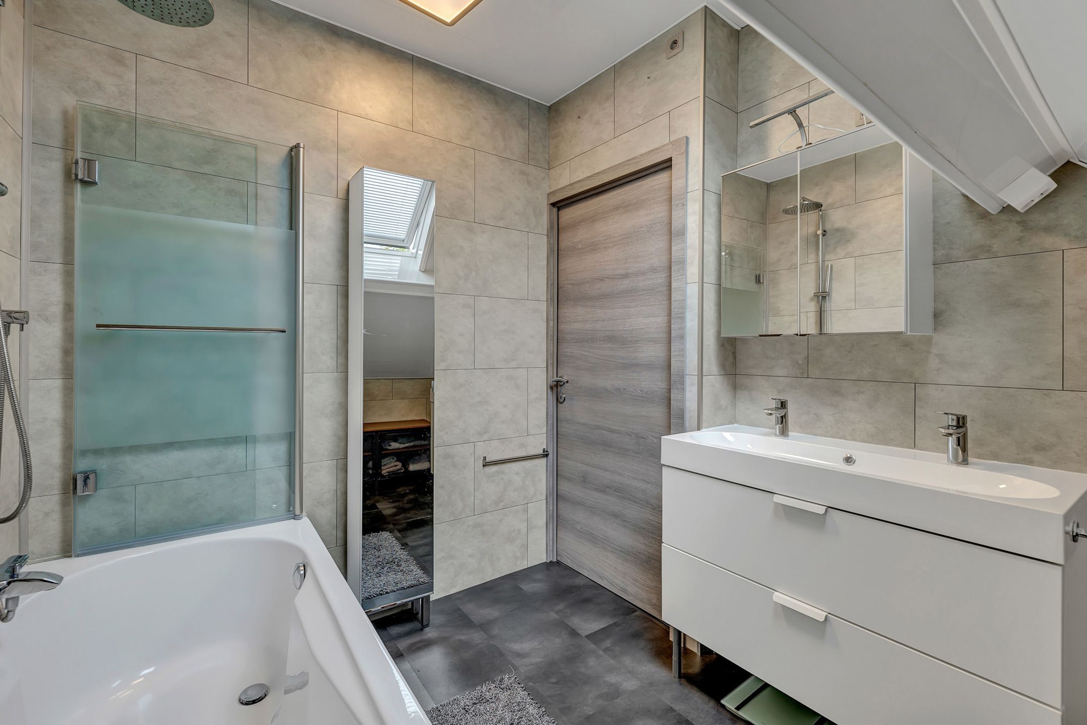 Instapklare woning in verkeersluwe straat foto 15