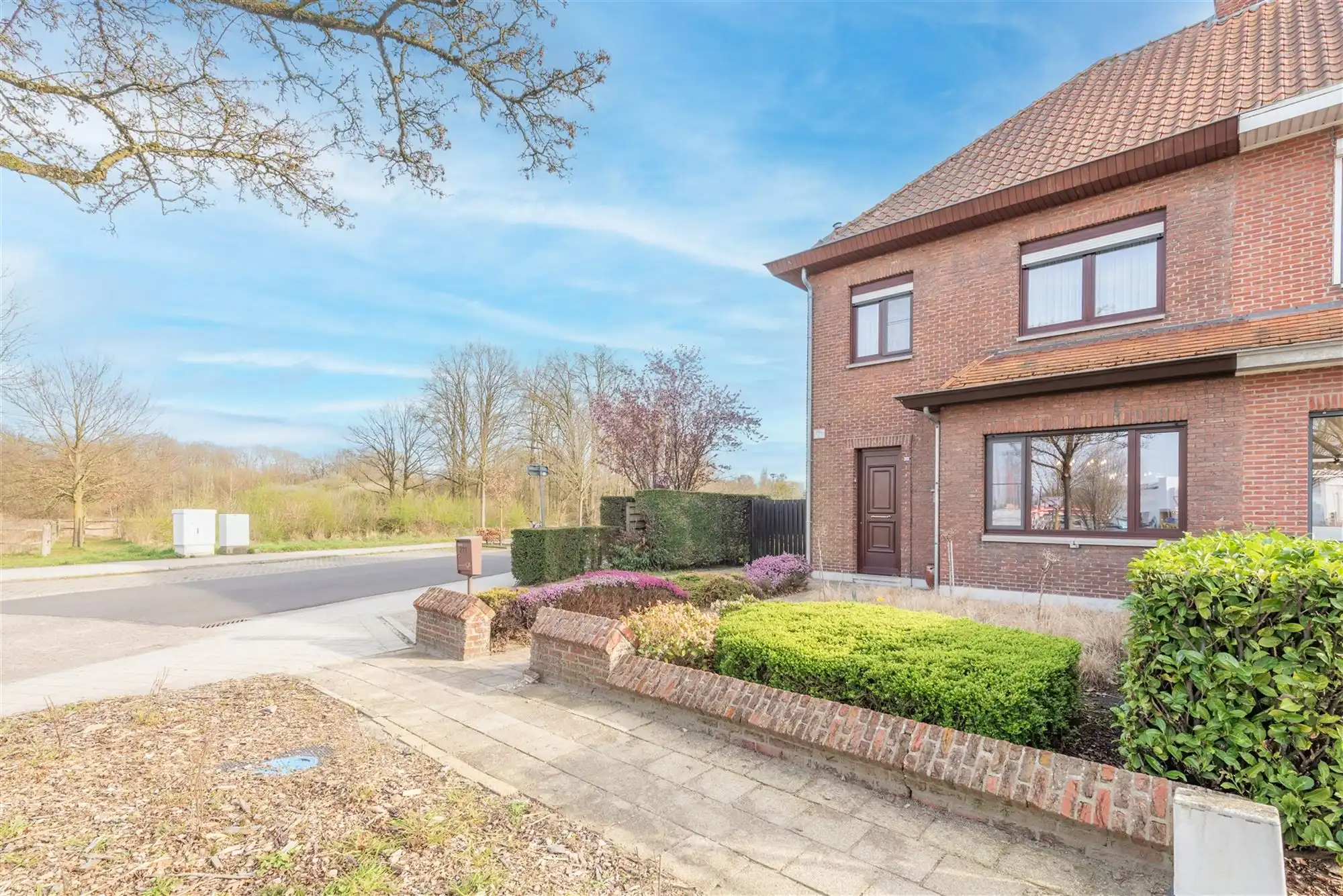 Halfopen woning op perceel van 538 m² met tuin en garage  foto 2
